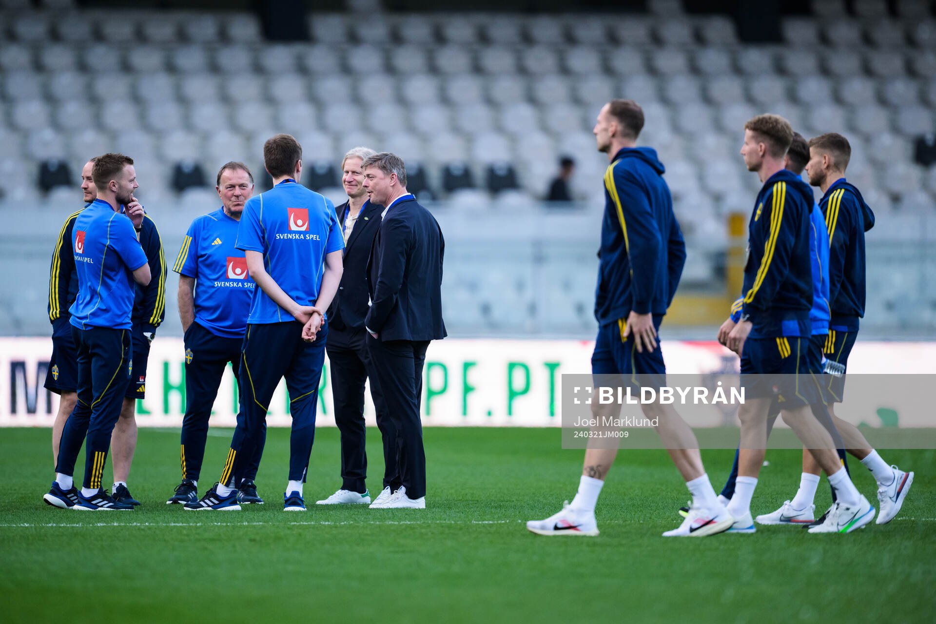 Assistant coach Sebastian Larsson, video analyst