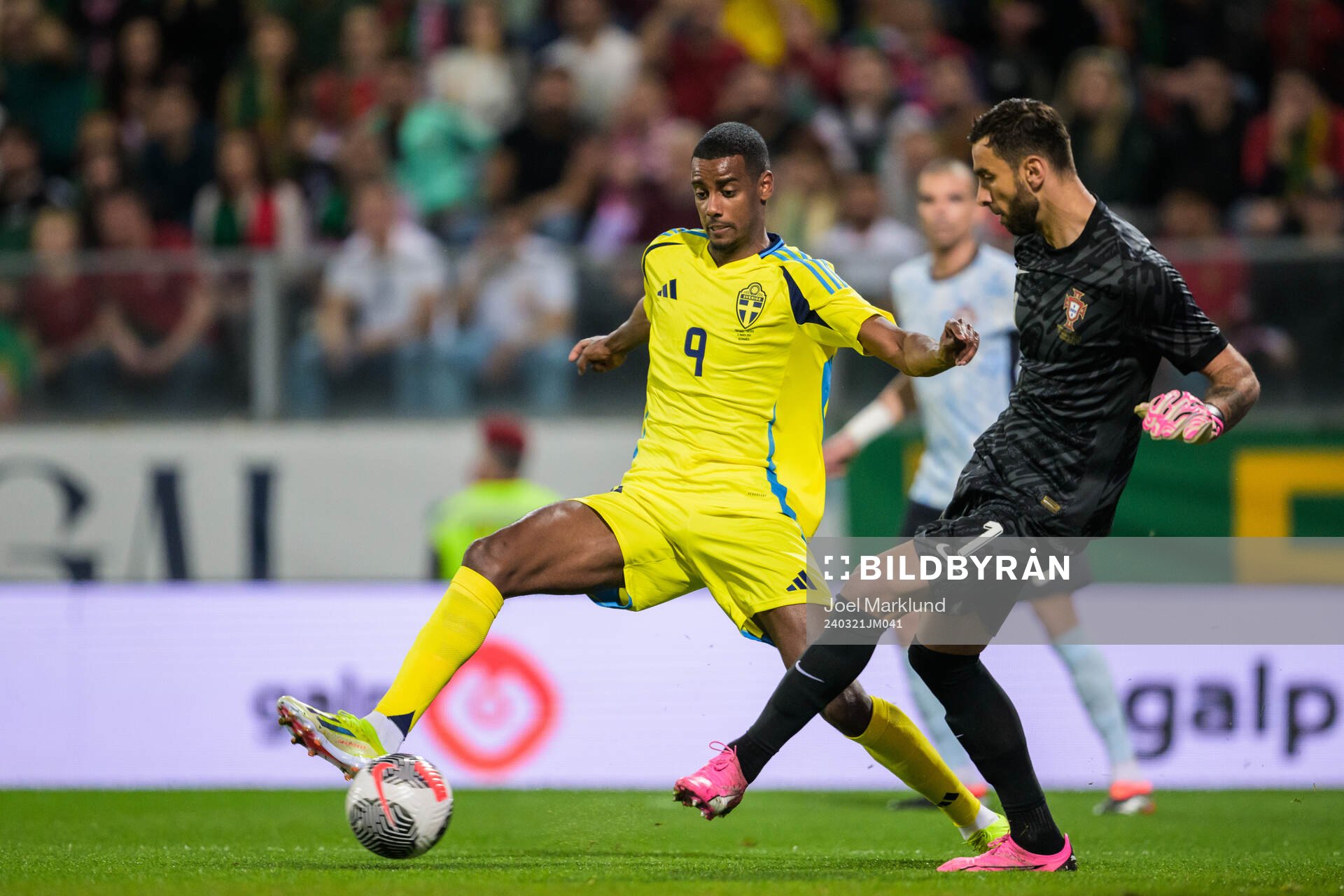 Alexander Isak of Sweden and goalkeeper Rui Patricio of Portugal during the international friendly football match between Portugal and Sweden on March 21, 2024 in Guimaraes.