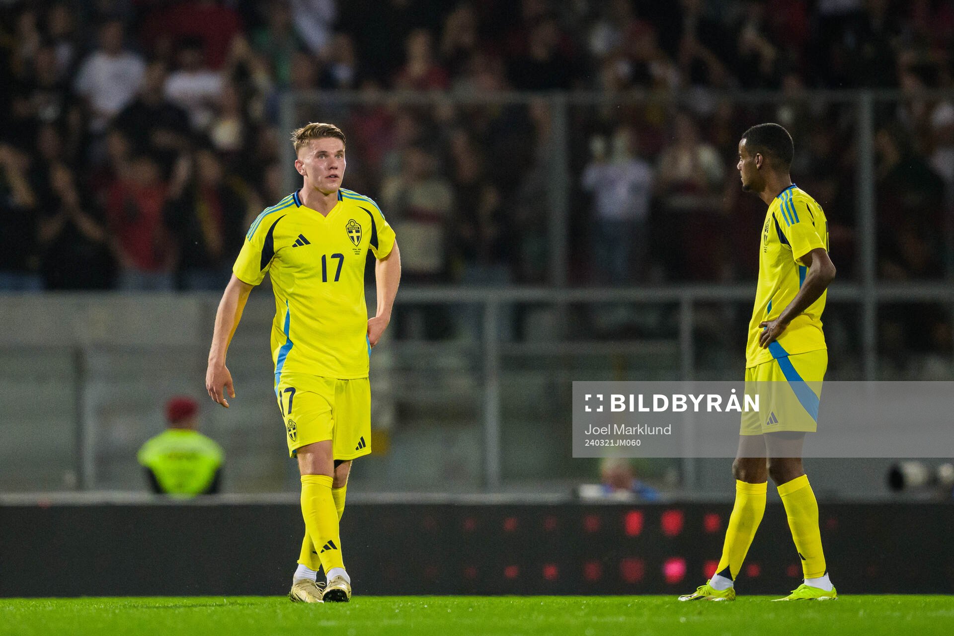 Viktor Gyökeres and Alexander Isak of Sweden looks dejected