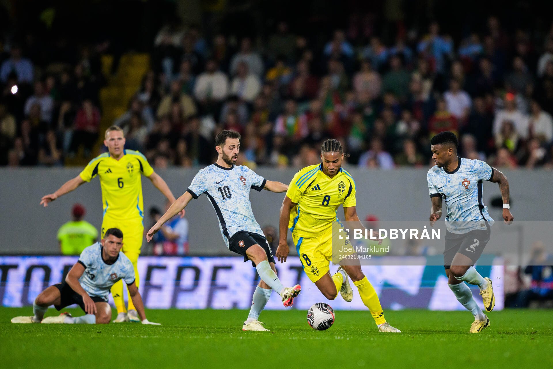 Jens Cajuste of Sweden against Bernardo Silva and Nelson