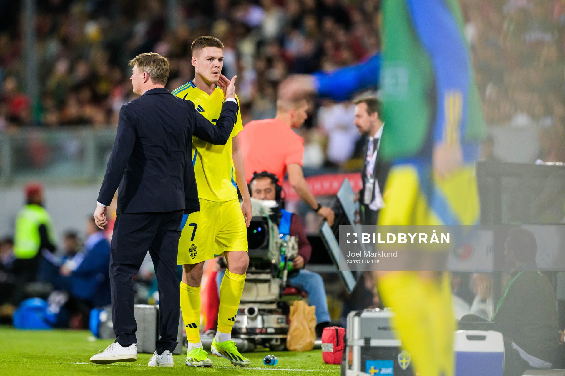 Head coach Jon Dahl Tomasson and Emil Holm of Sweden