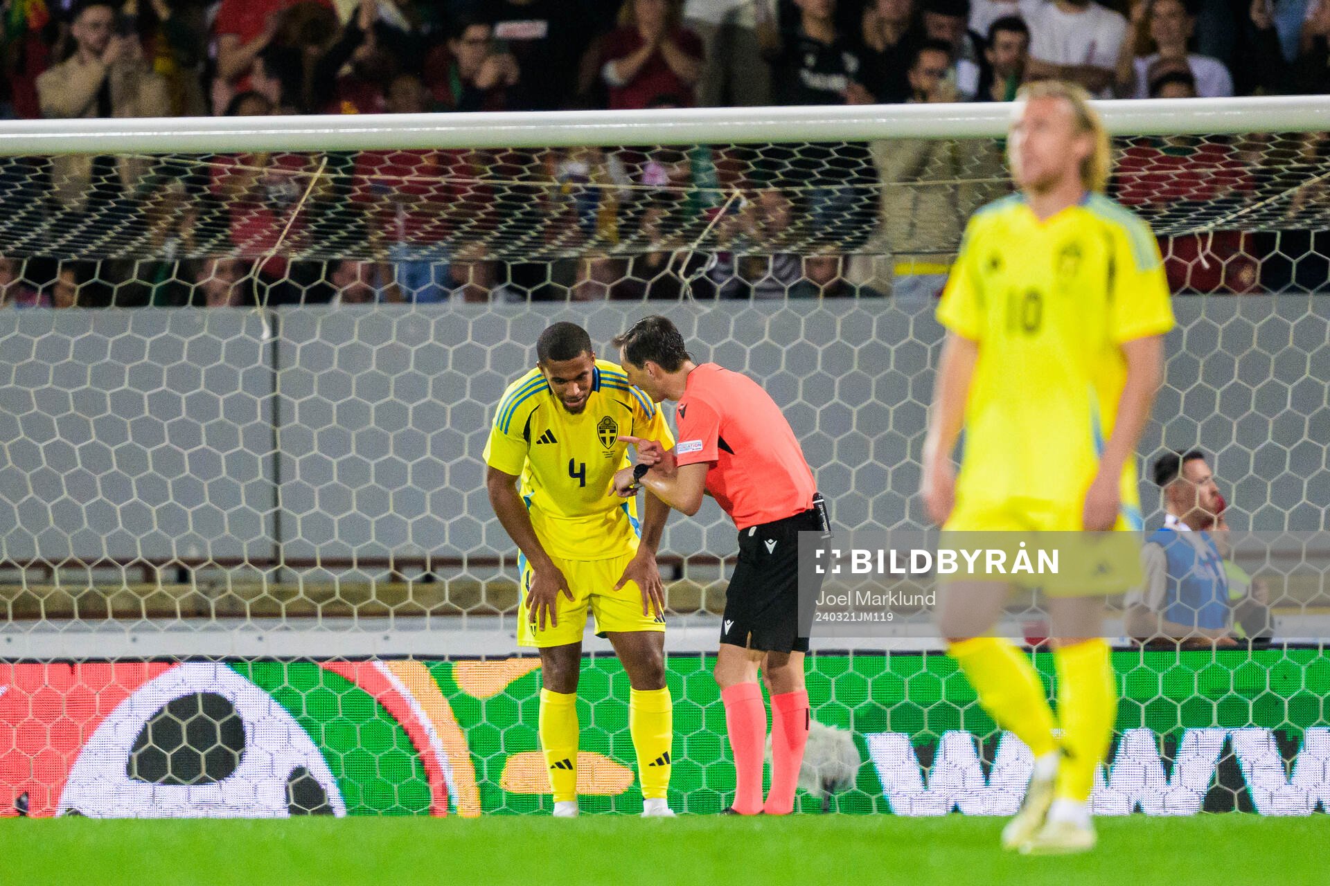 Isak Hien of Sweden and Referee Ricardo de Burgos