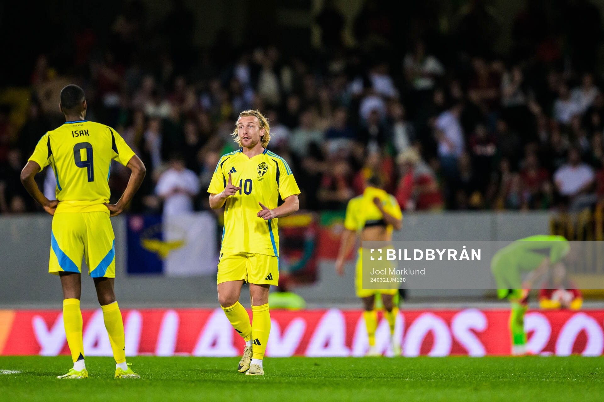Alexander Isak and Emil Forsberg of Sweden