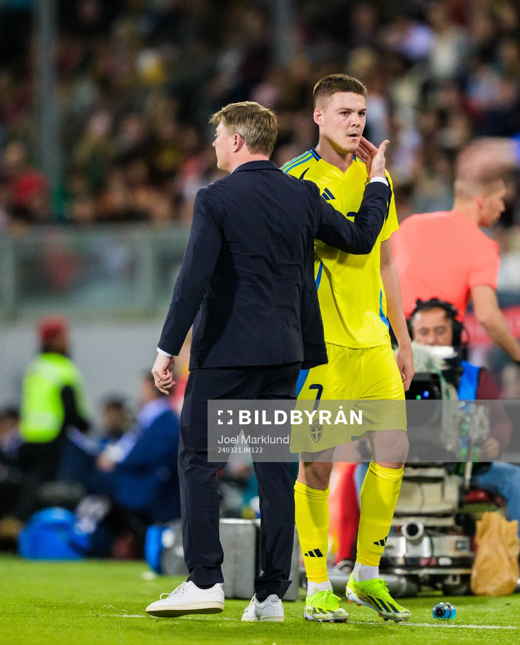 Head coach Jon Dahl Tomasson and Emil Holm of Sweden