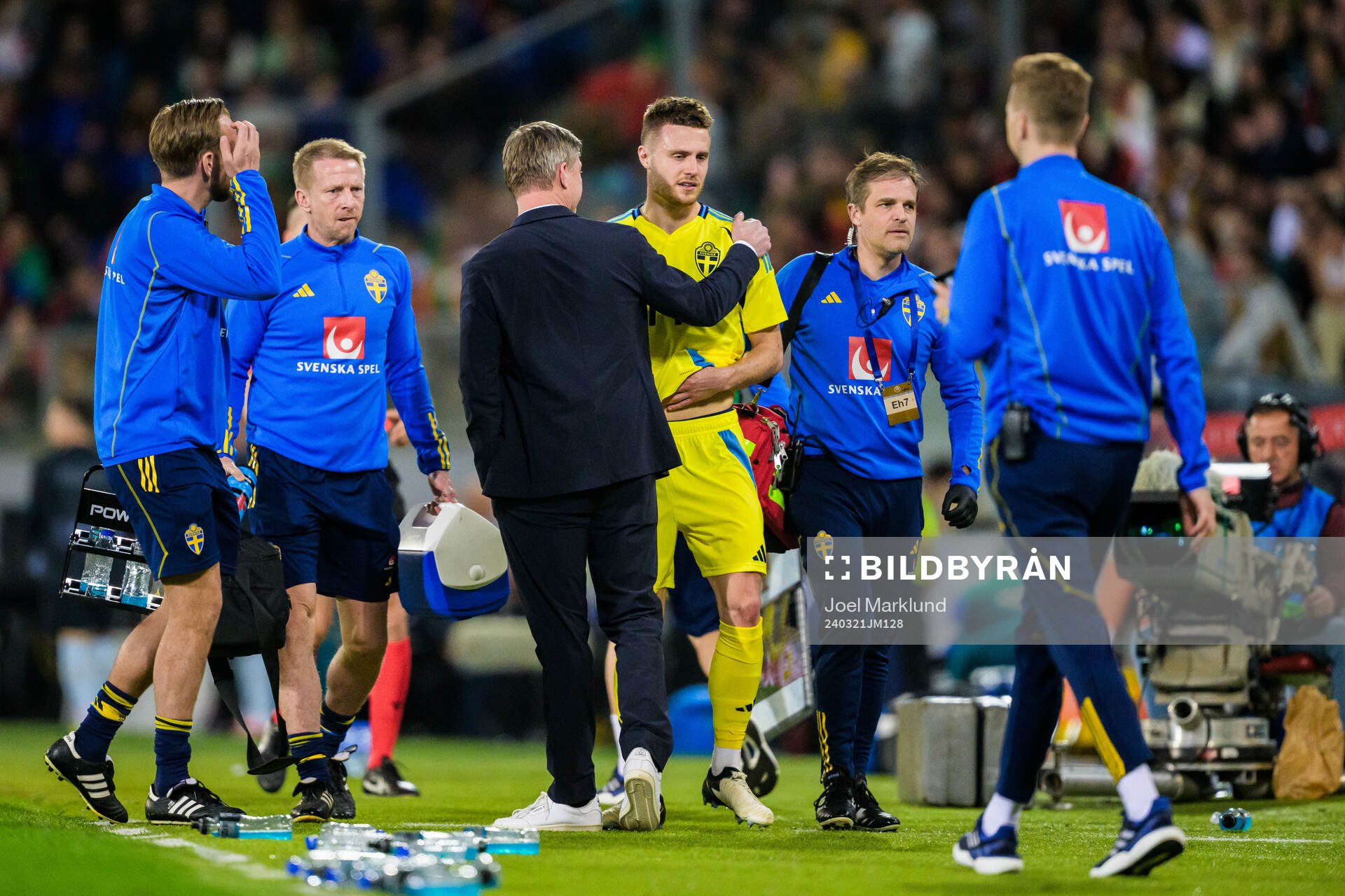 Head coach Jon Dahl Tomasson and Mattias Svanberg of Sweden