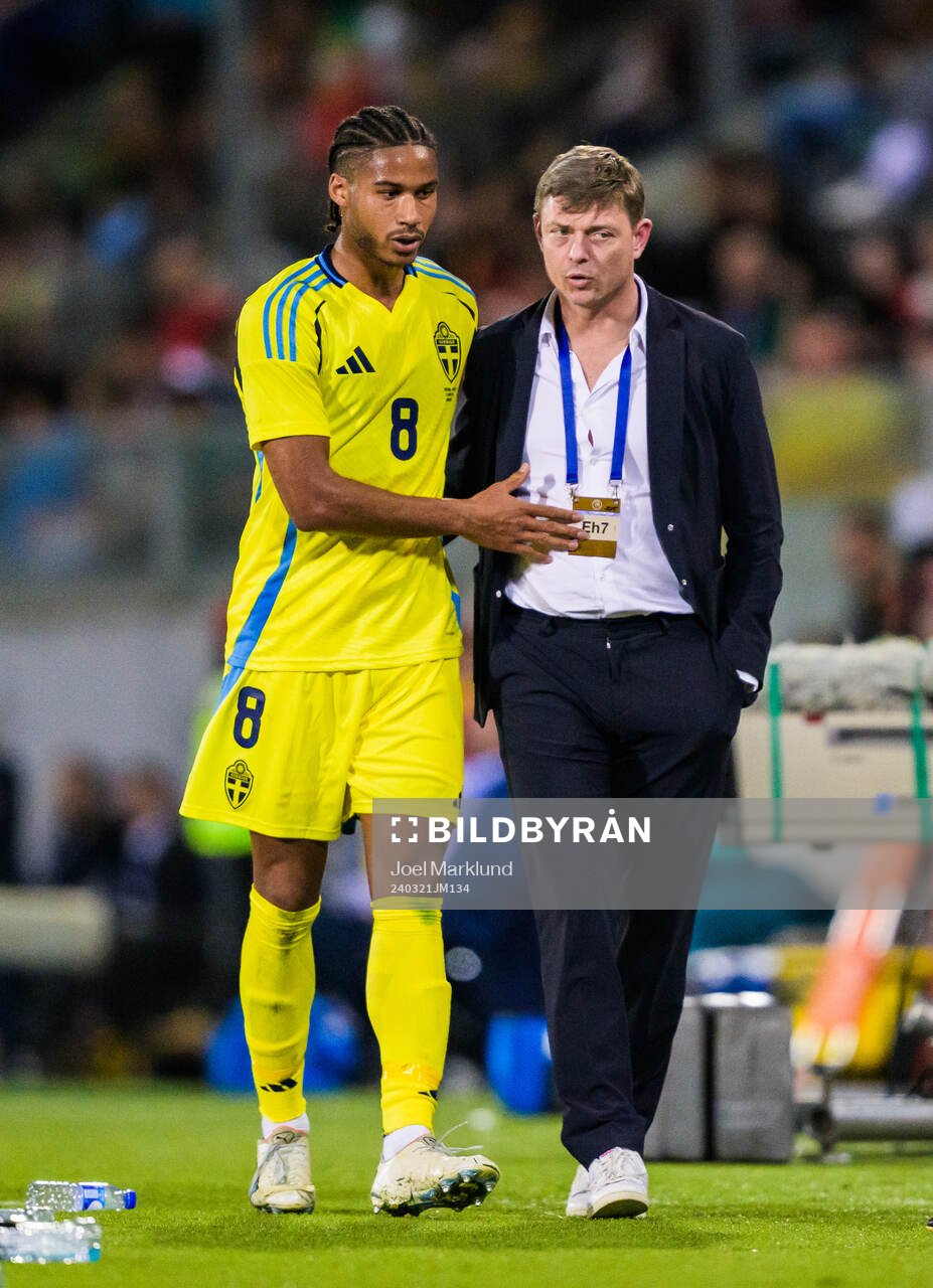 Jens Cajuste and Head coach Jon Dahl Tomasson of Sweden