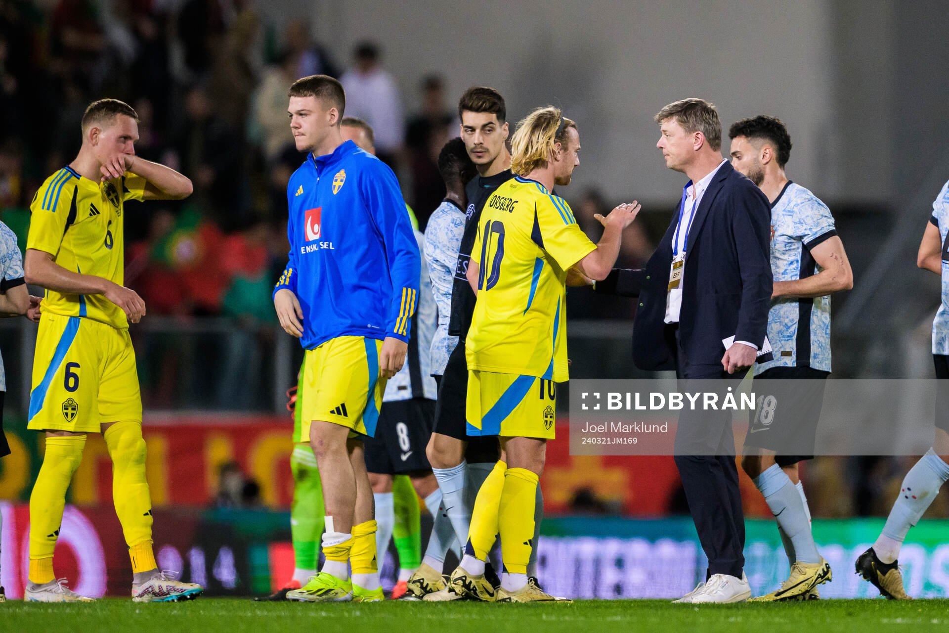 Emil Forsberg and head coach Jon Dahl Tomasson of Sweden