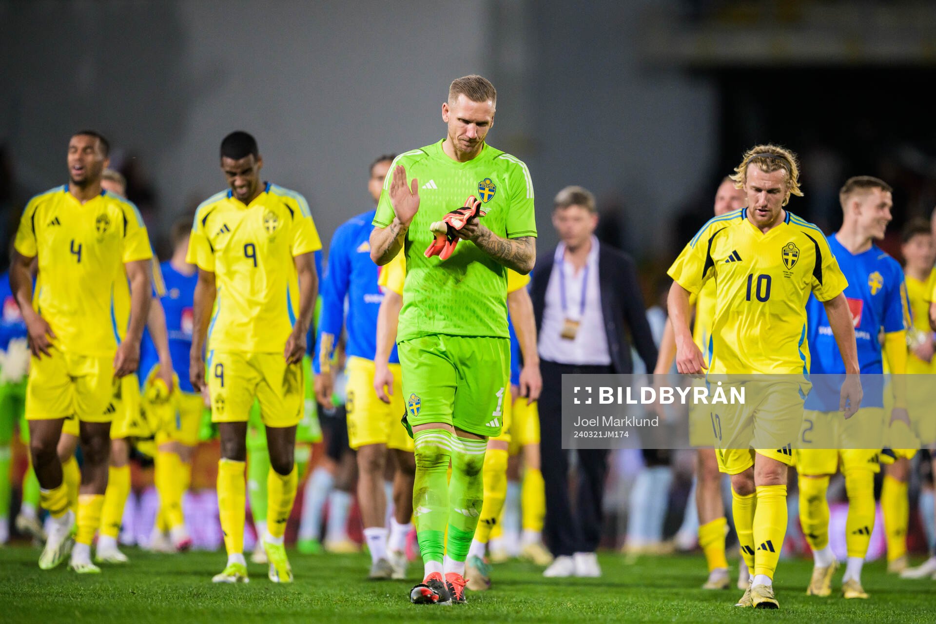 Goalkeeper Robin Olsen and Emil Forsberg of Sweden looks