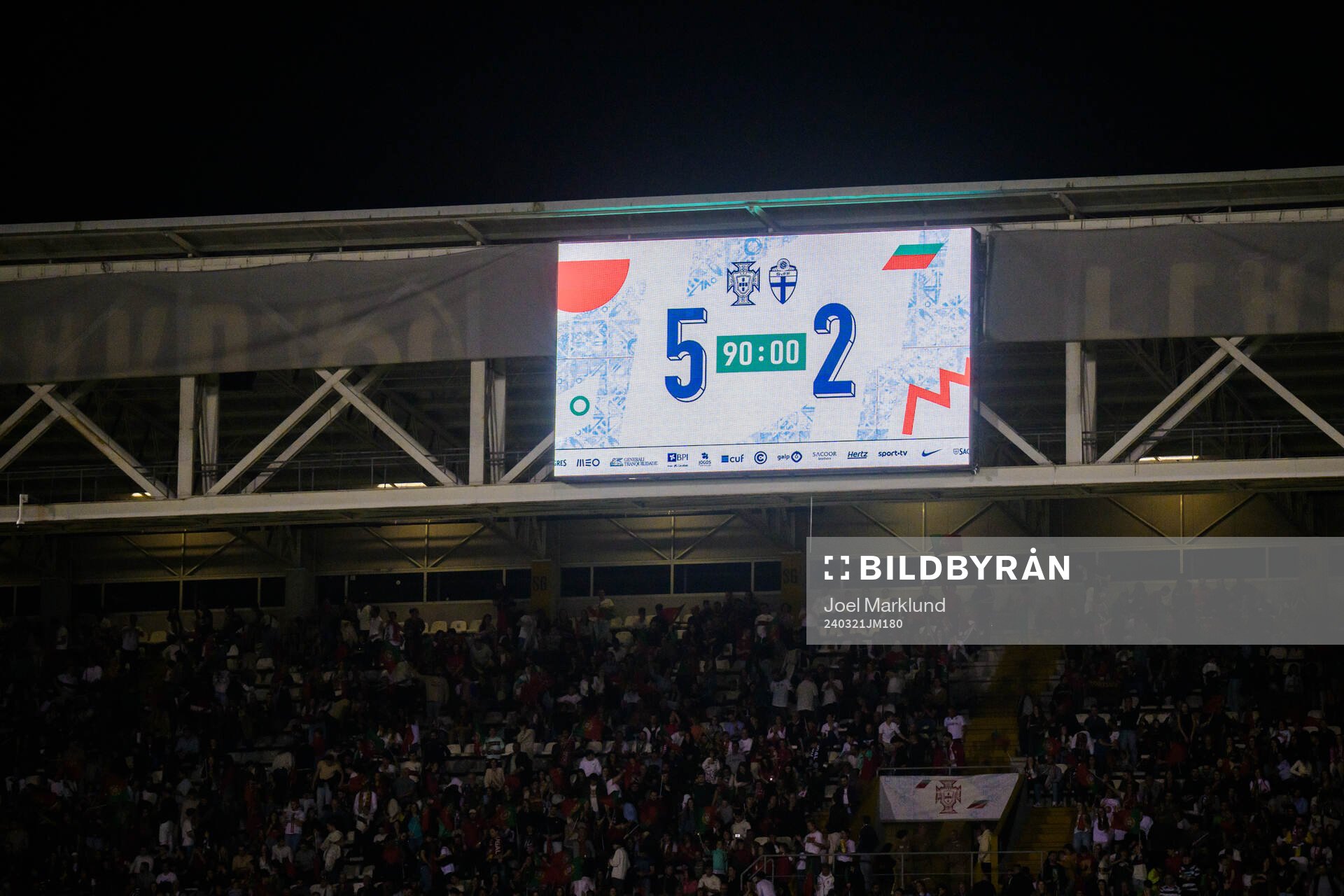 The scoreboard shows the final result 5-2
