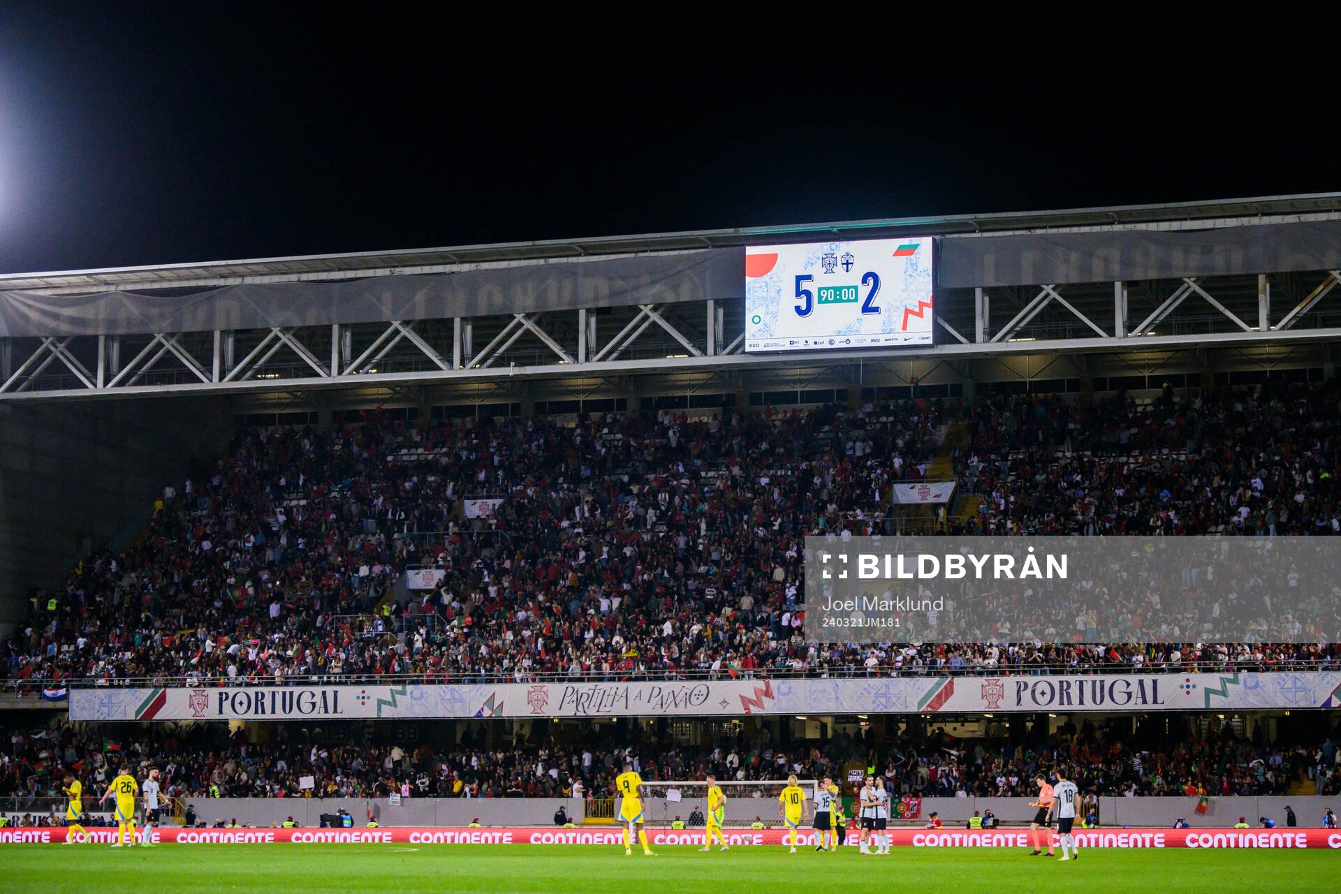 The scoreboard shows the final result 5-2