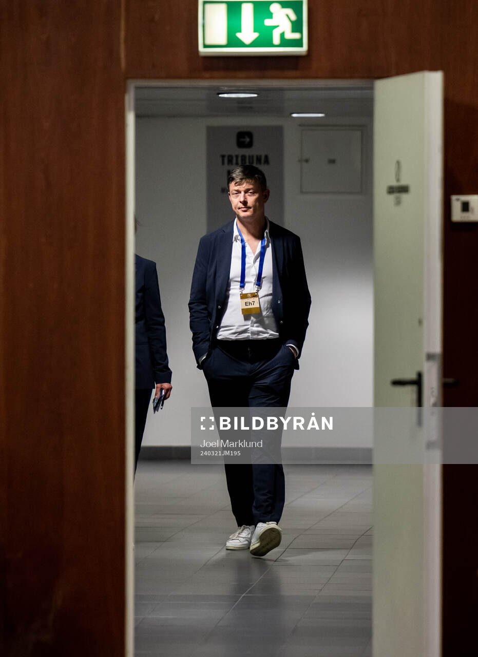 Head coach Jon Dahl Tomasson of Sweden