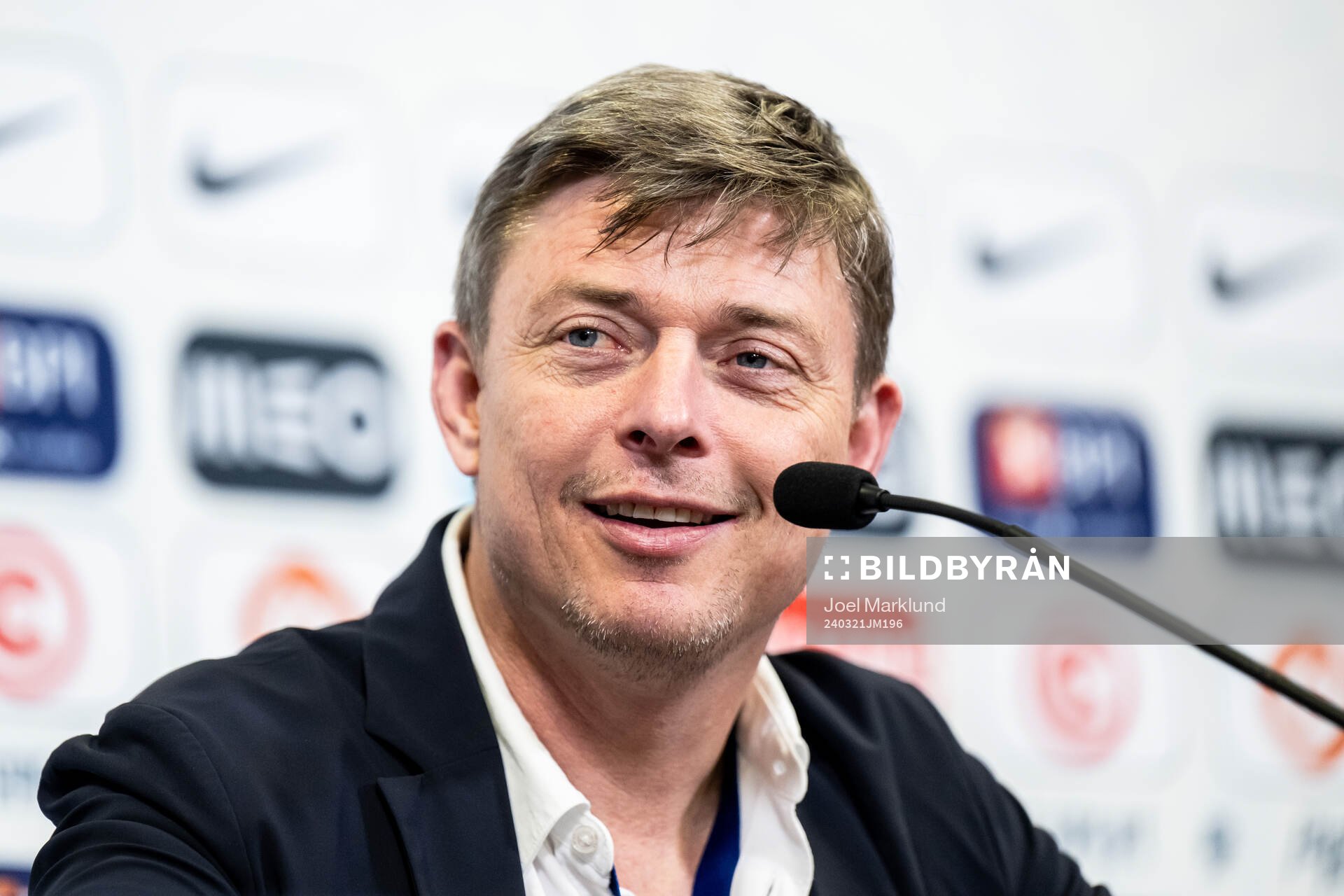 Head coach Jon Dahl Tomasson of Sweden