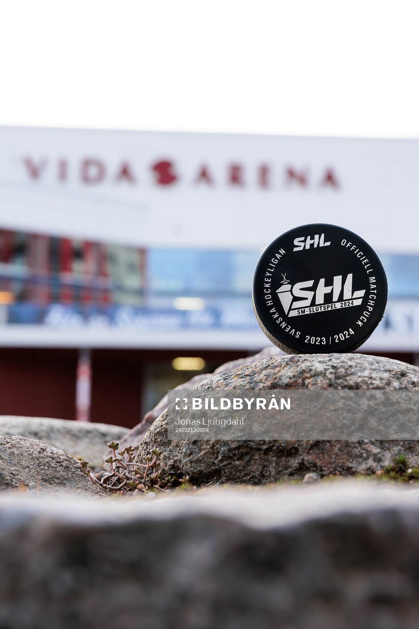 Matchpuck utanför Vida arena