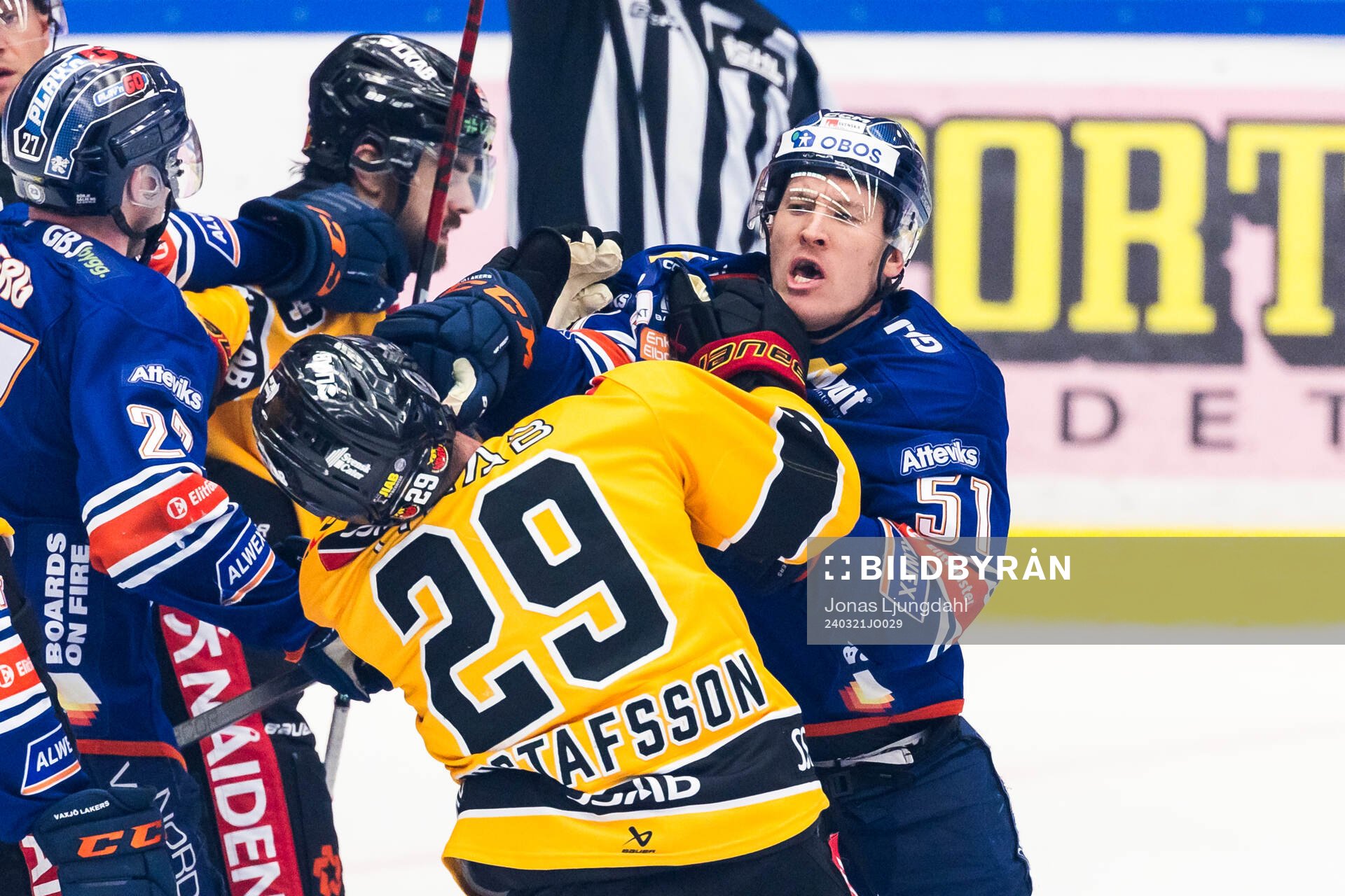 Luleås Erik Gustafsson och Växjös Emil Sylvegård i bråk