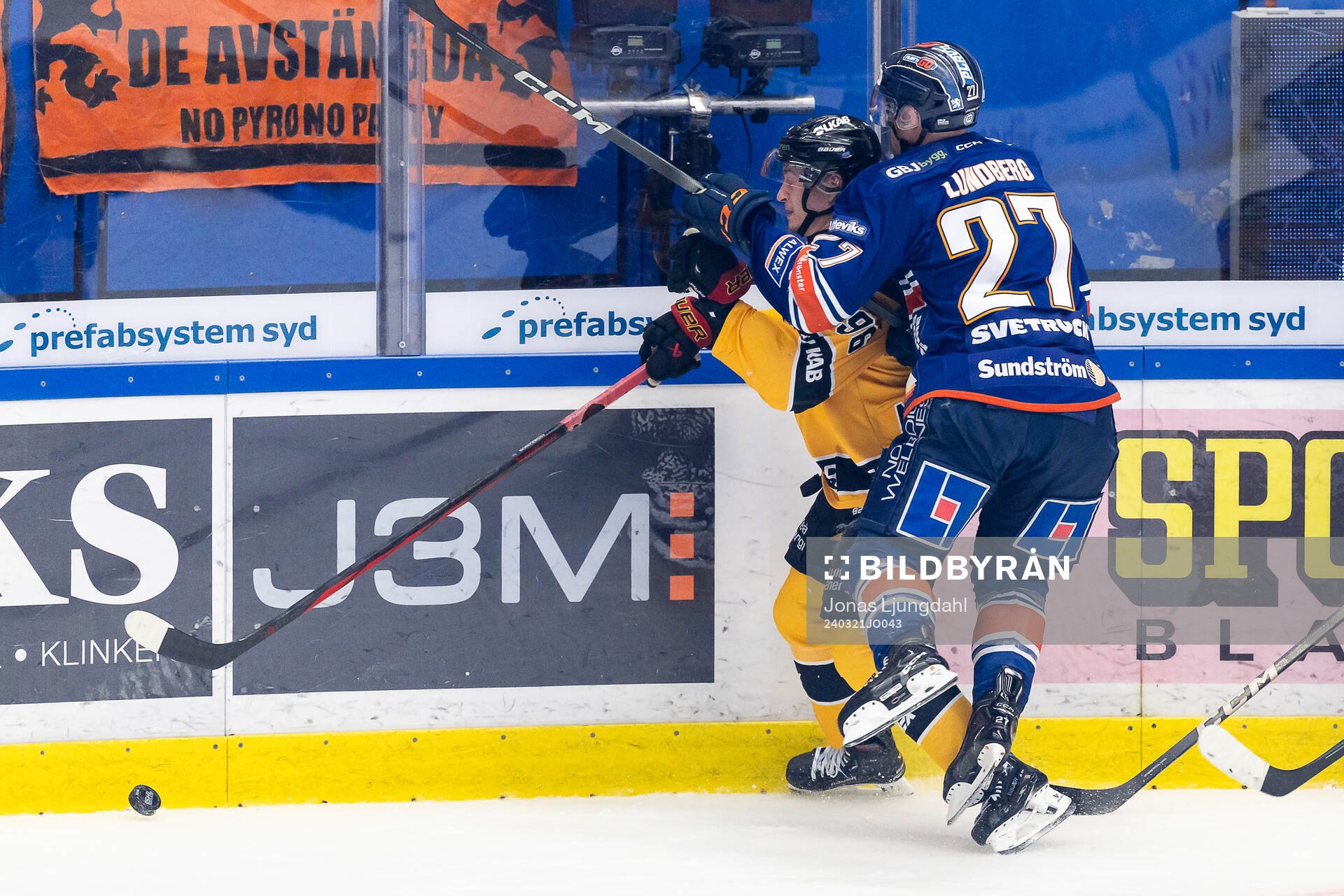 Luleås Pontus Andreasson blir tacklad av Växjös Martin