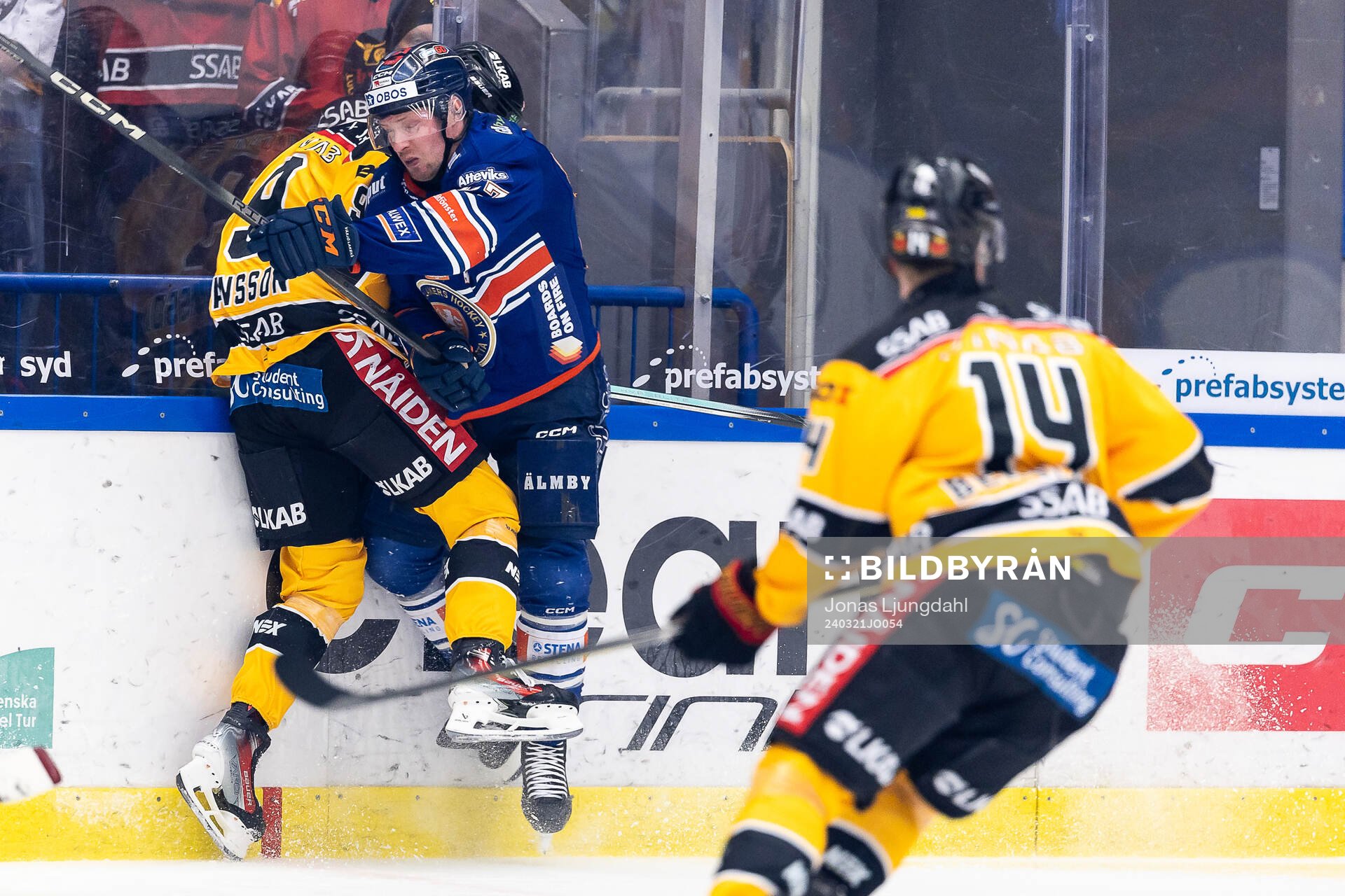Luleås Ludvig Jansson blir tacklad av Växjös Martin