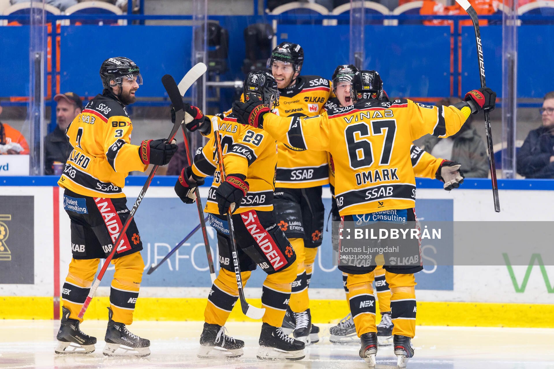 Luleås Pontus Andreasson jublar med lagkamrater