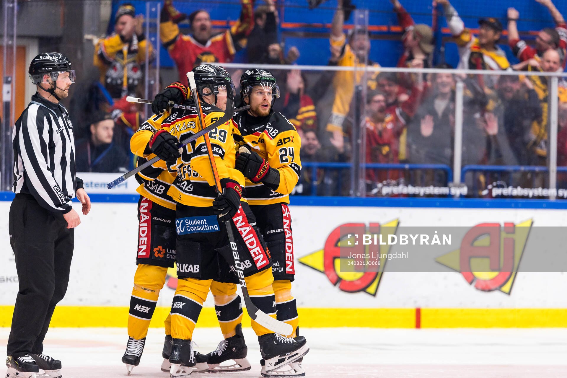 Luleås Juhani Tyrväinen jublar