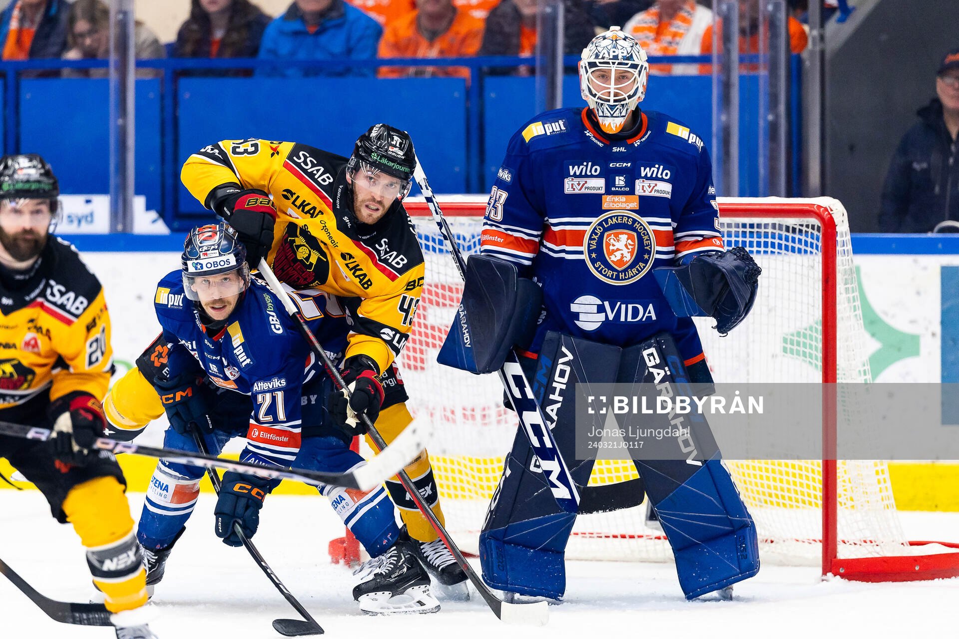 Luleås Oscar Eklind mellan Växjös Brian Cooper och