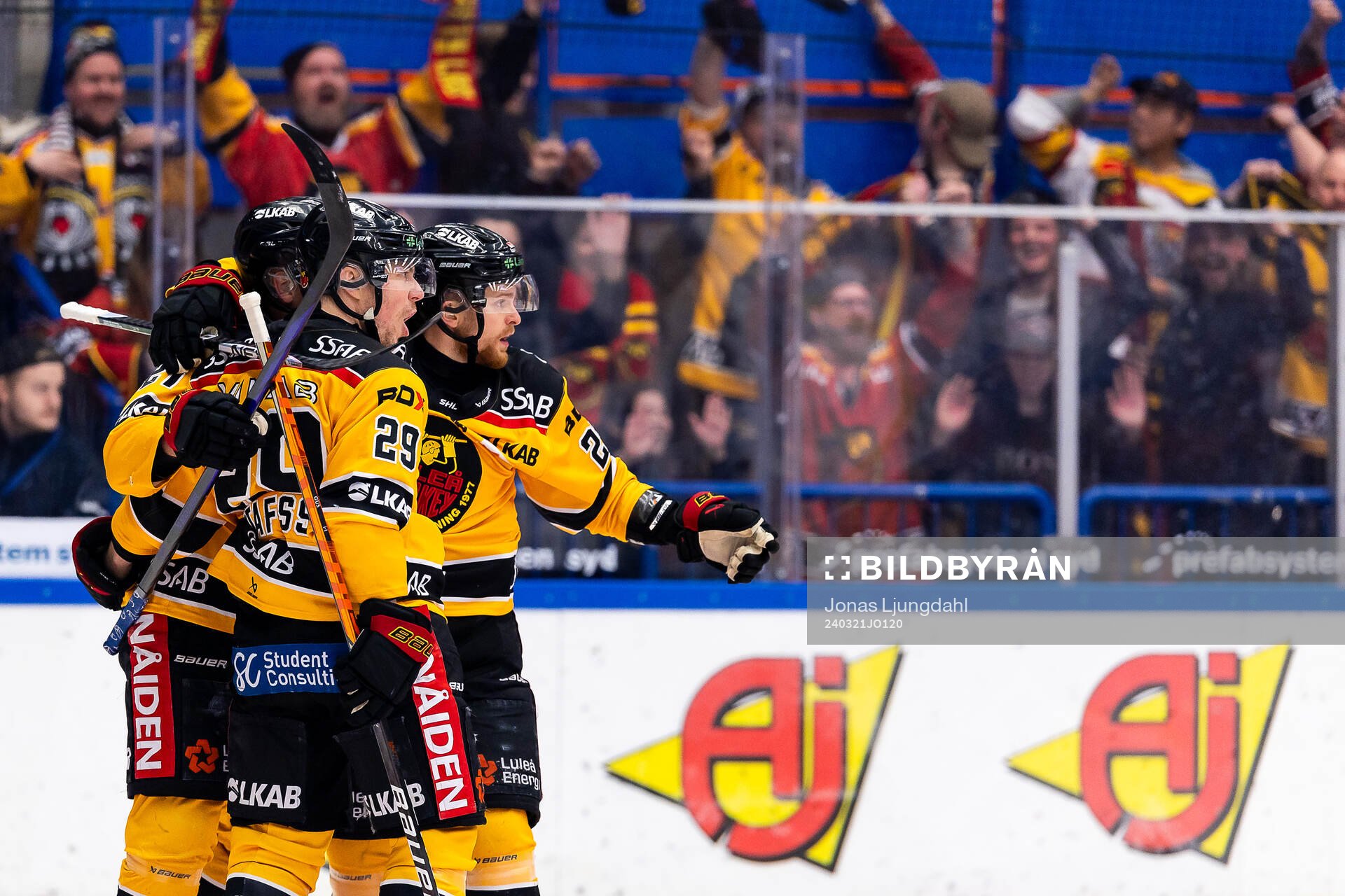 Luleås Erik Gustafsson och Brendan Shinnimin jublar