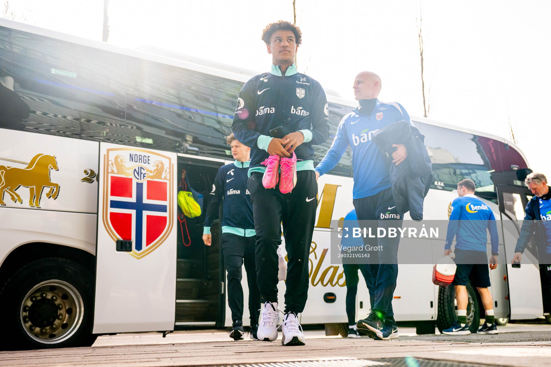 Oscar Bobb and Ståle Solbakken, head coach of the