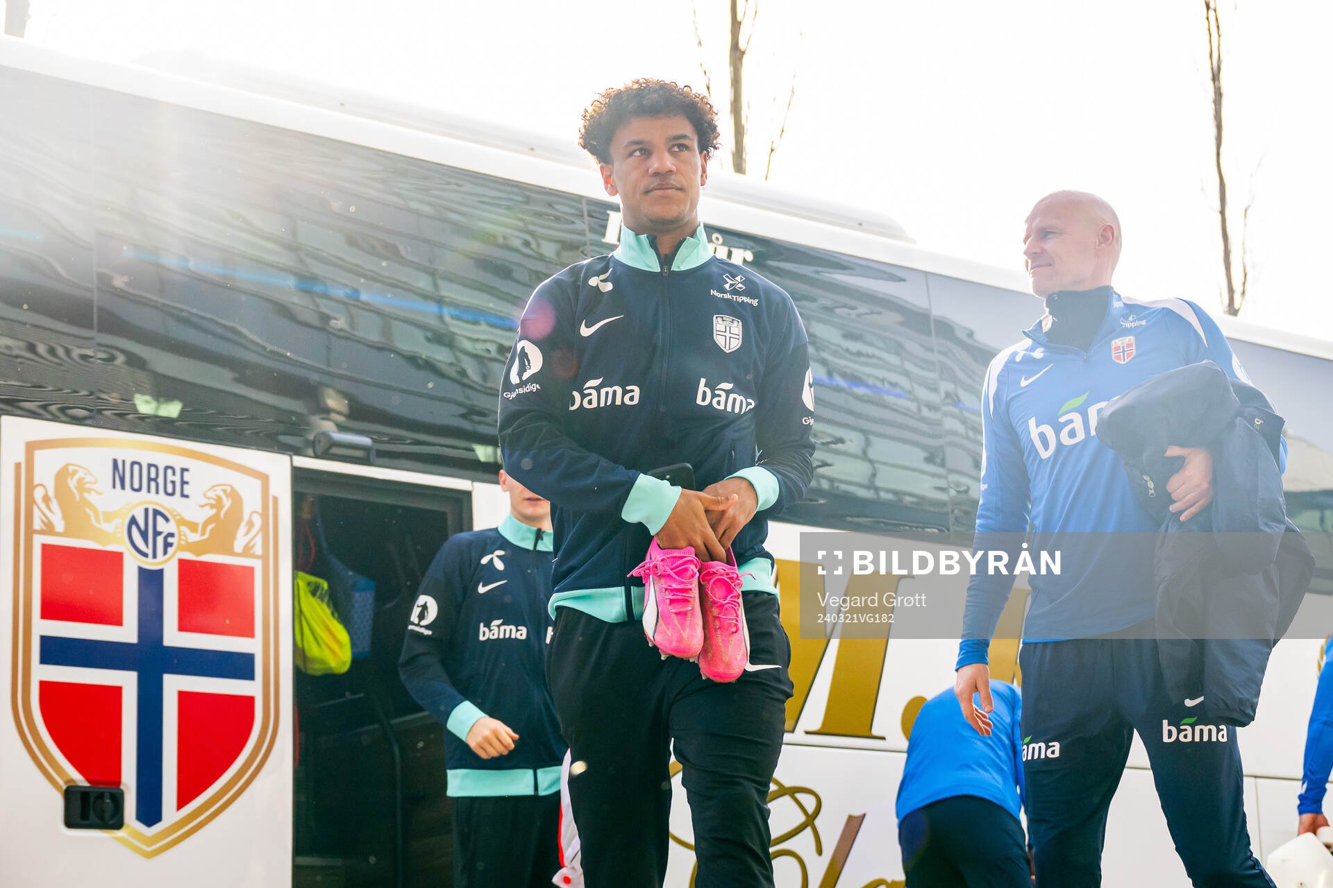 Oscar Bobb and Ståle Solbakken, head coach of the