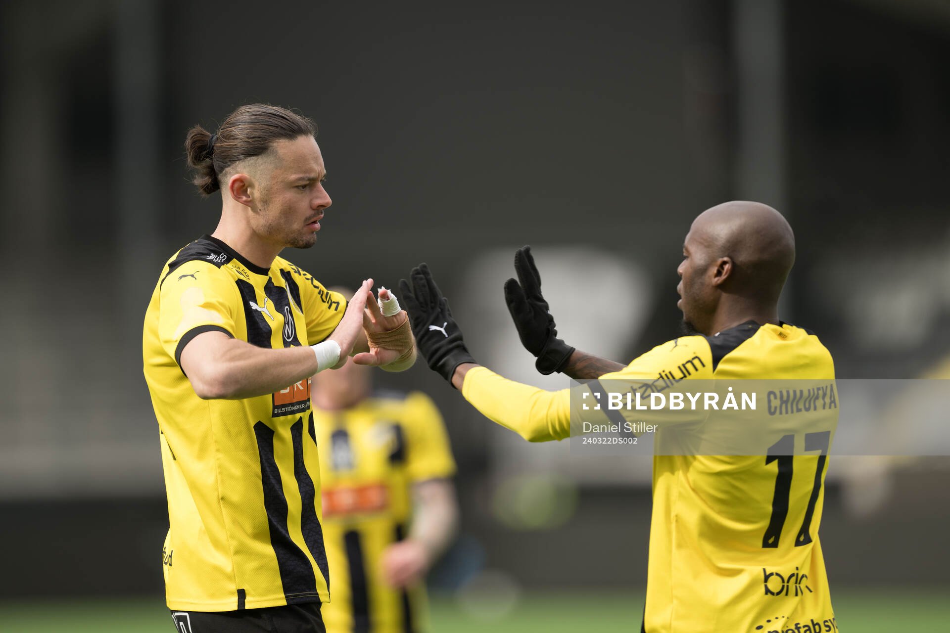 Häckens Amor Layouni och Edward Chilufya jublar