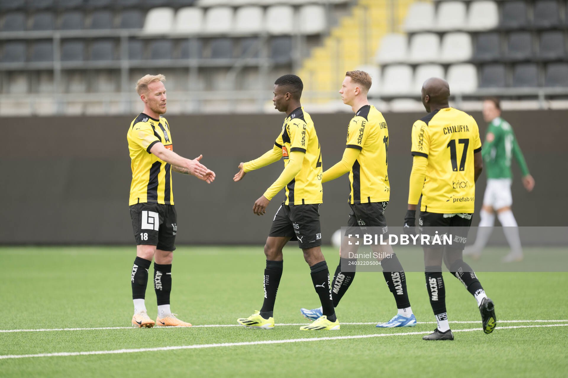 Häckens Mikkel Rygaard Jensen och Akoua Romeo Amane jublar