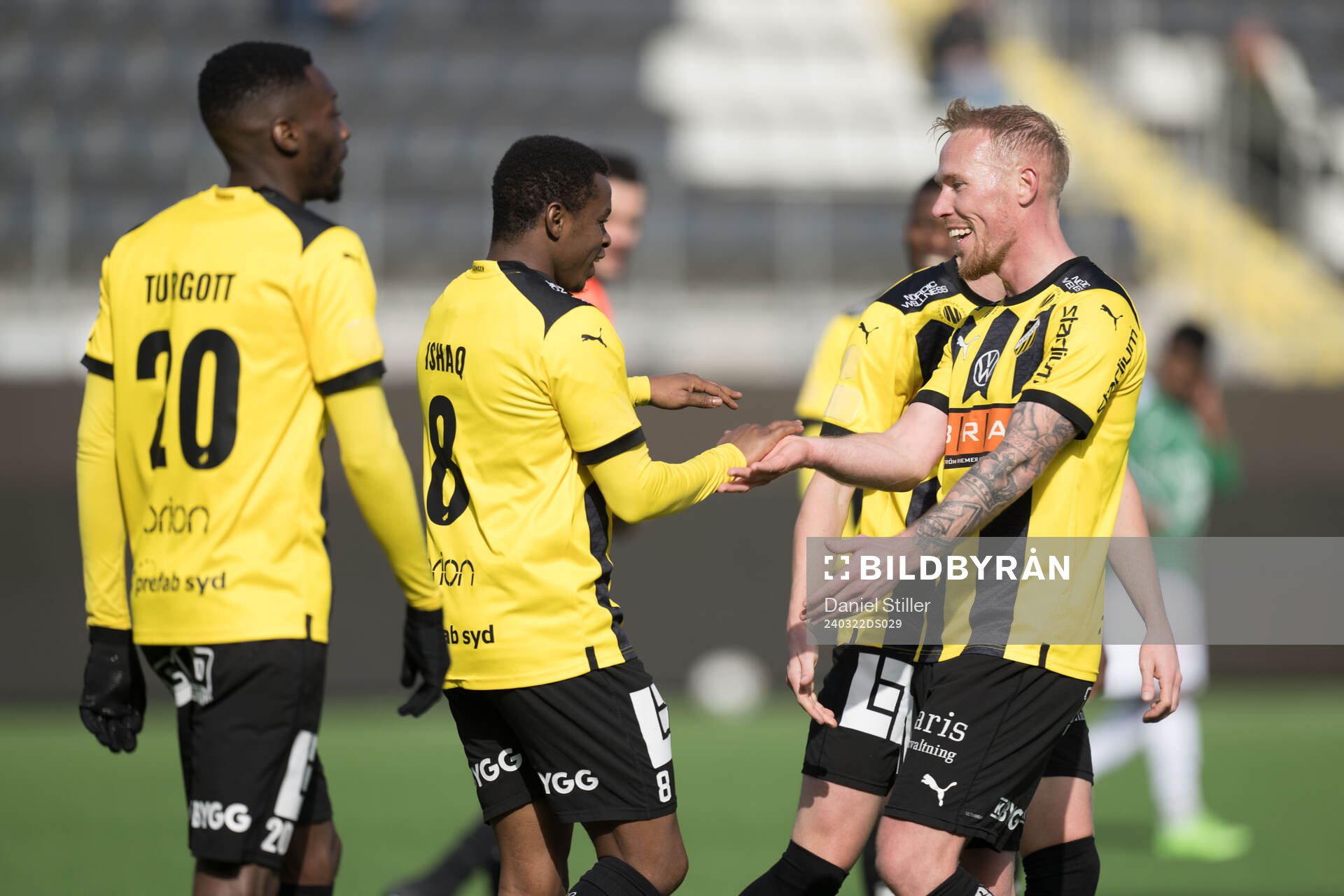 Häckens Akoua Romeo Amane och Mikkel Rygaard Jensen jublar