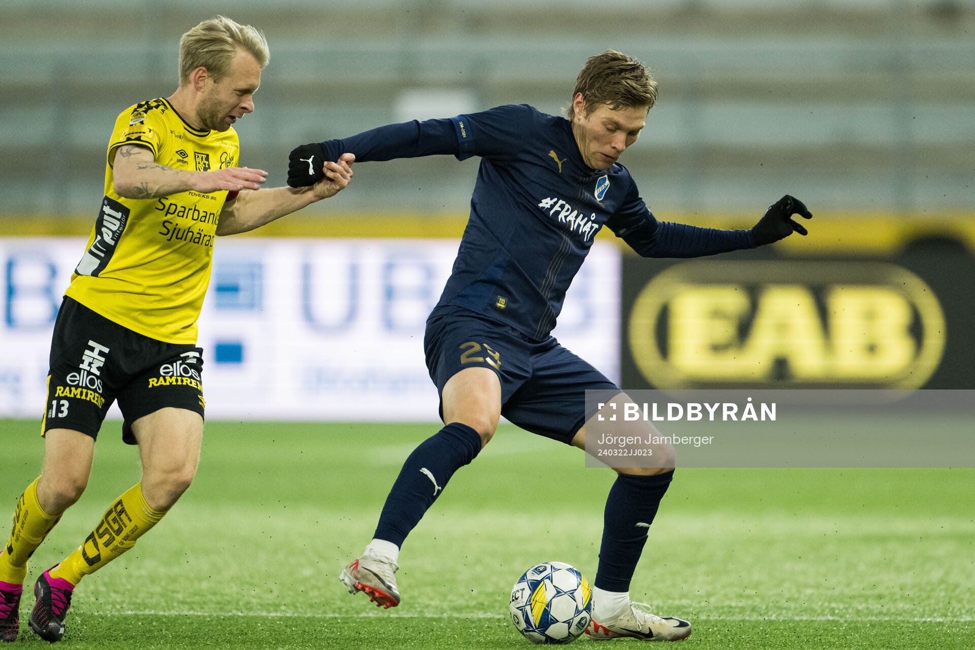 Elfsborgs Johan Larsson och Halmstads Birnir Ingason