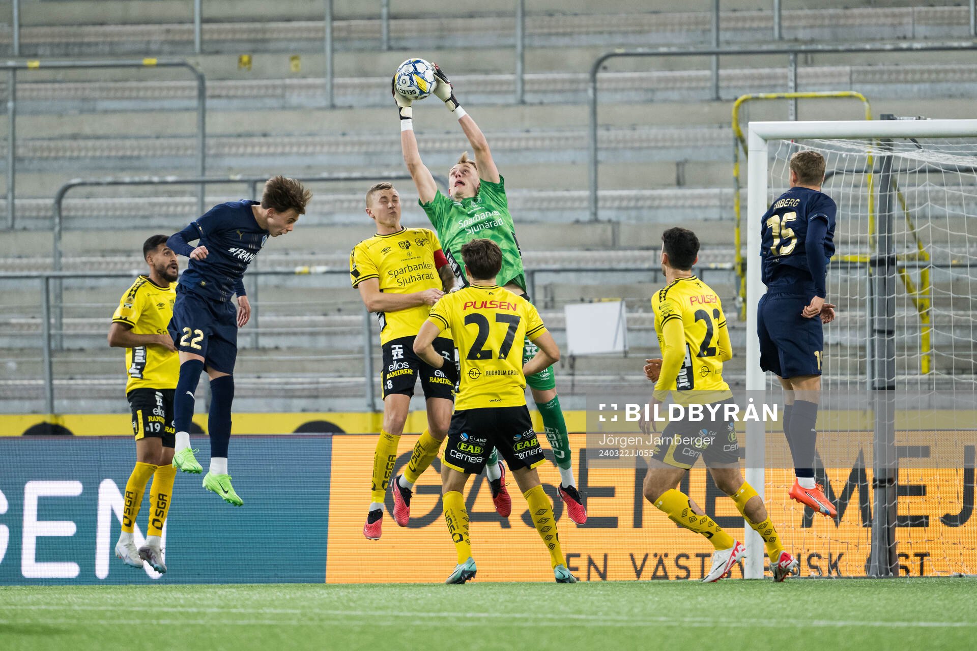 Halmstads Alex Hall och Elfsborgs Sebastian Holmén och