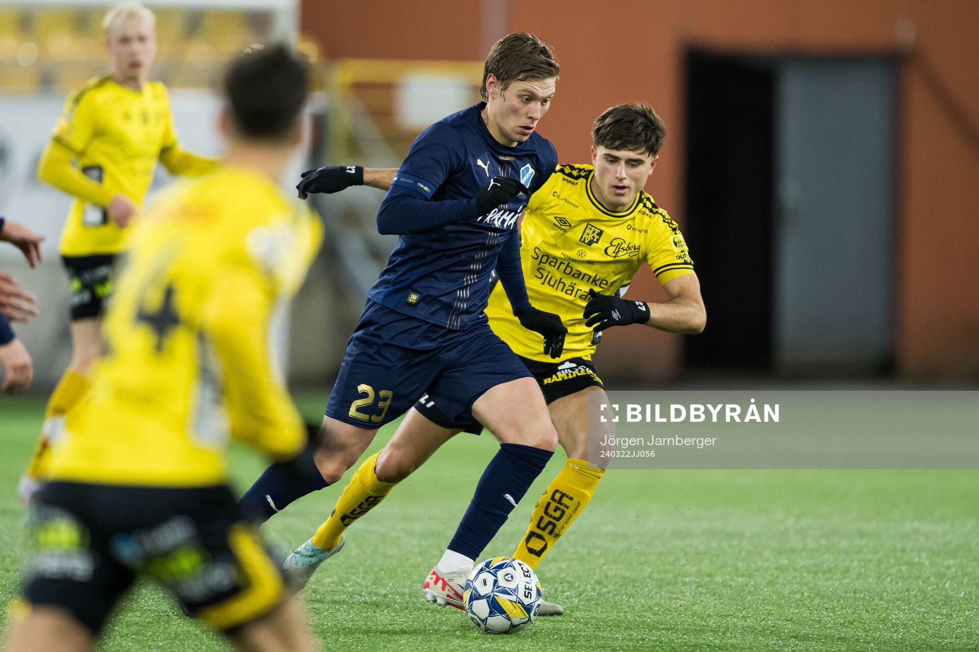 Halmstads Birnir Ingason och Elfsborgs Besfort Zeneli under träningsmatchen mellan Elfsborg och Halmstad den 22 mars 2024 i Borås. 
