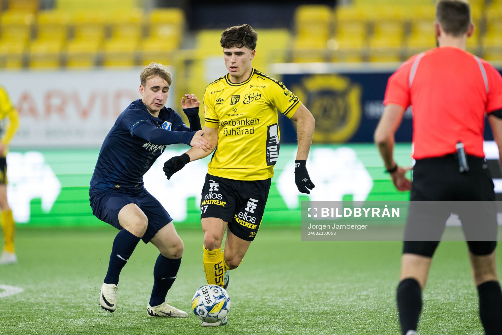 Halmstads Måns Andersson och Elfsborgs Besfort Zeneli under träningsmatchen mellan Elfsborg och Halmstad den 22 mars 2024 i Borås. 