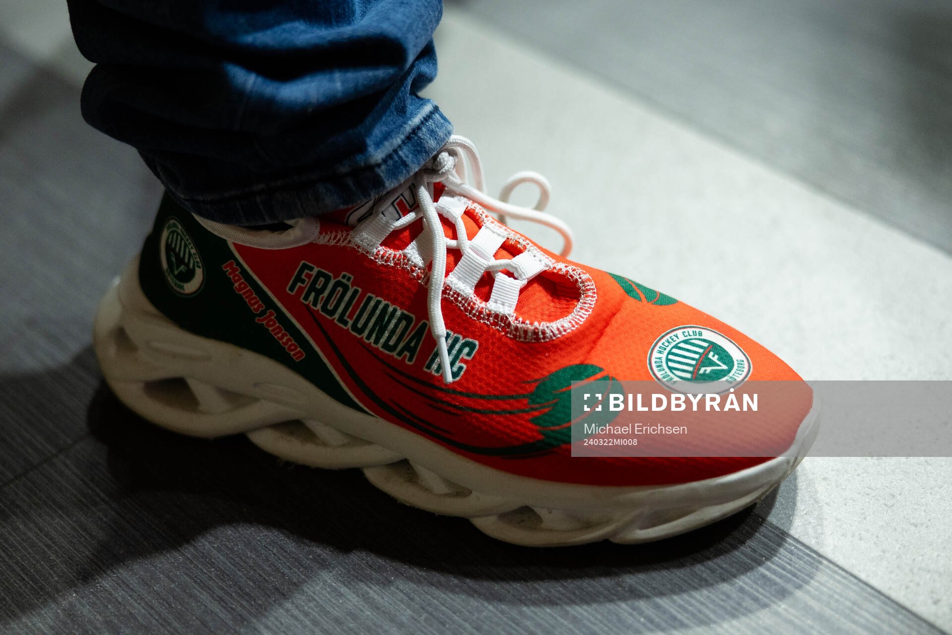 En Frölunda supporter med Frölunda skor innan kvartsfinal