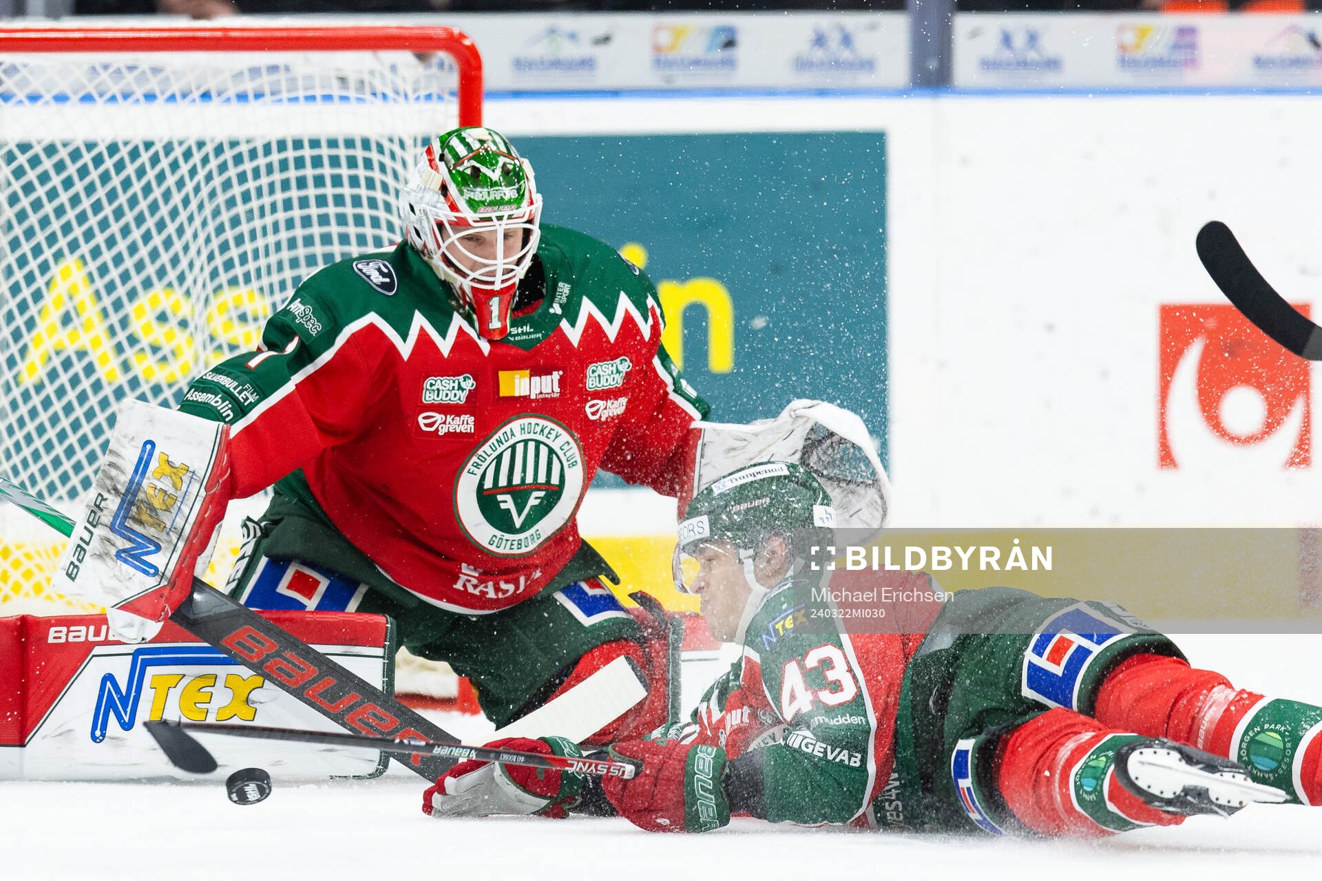 Frölundas Tom Nilsson täcker skott framför målvakt Lars