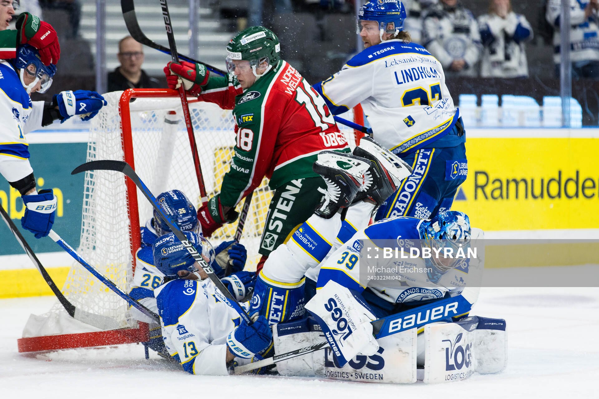 Frölundas Linus Öberg mot Leksands målvakt Filip