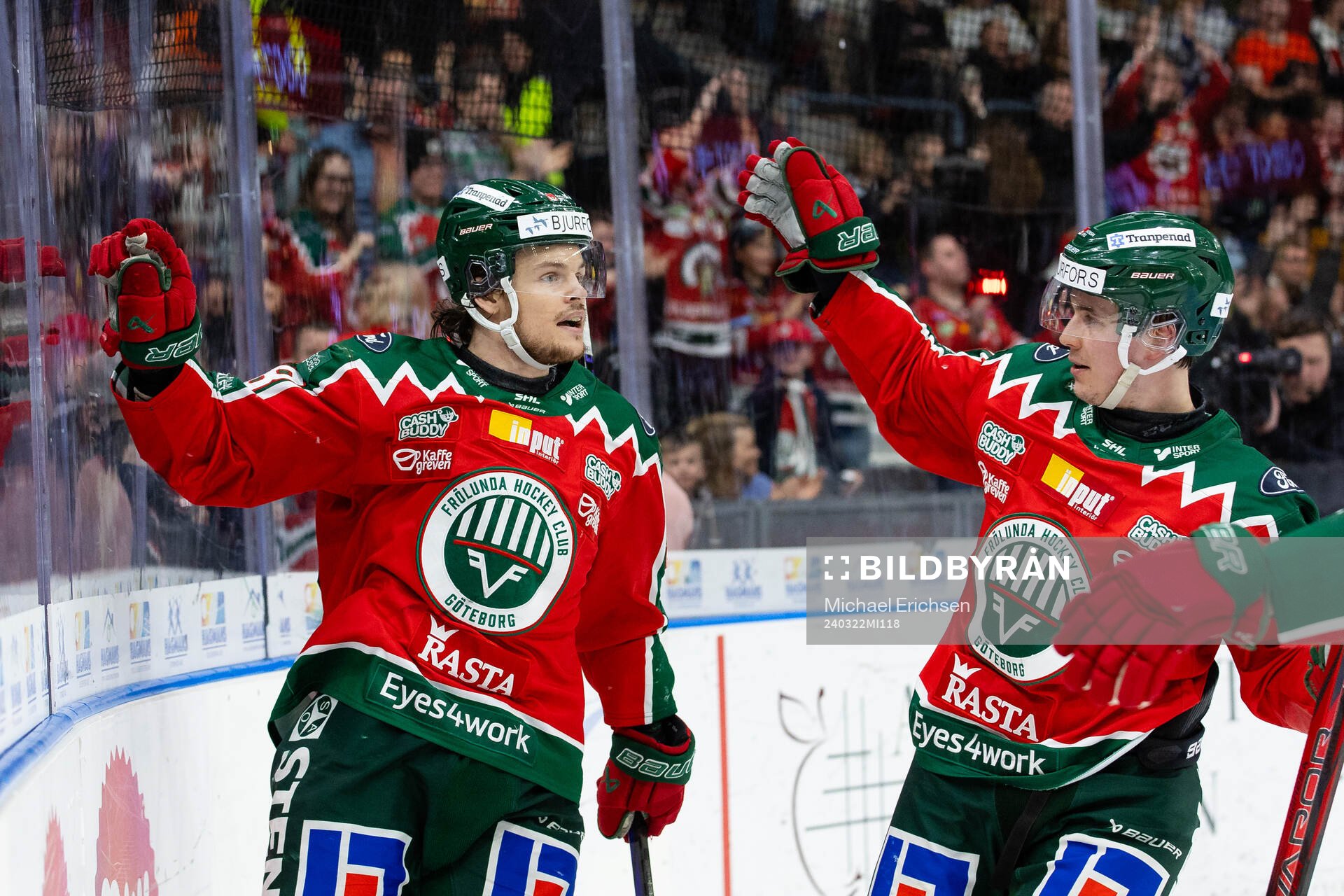 Frölundas Malte Strömwall jublar ihop med Jere Innala