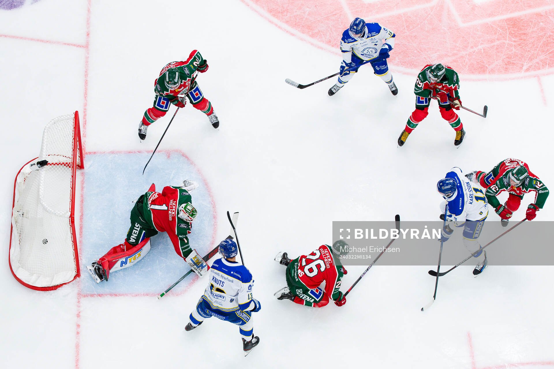Leksands Martin Karlsson skjuter 1-1 i mål bakom