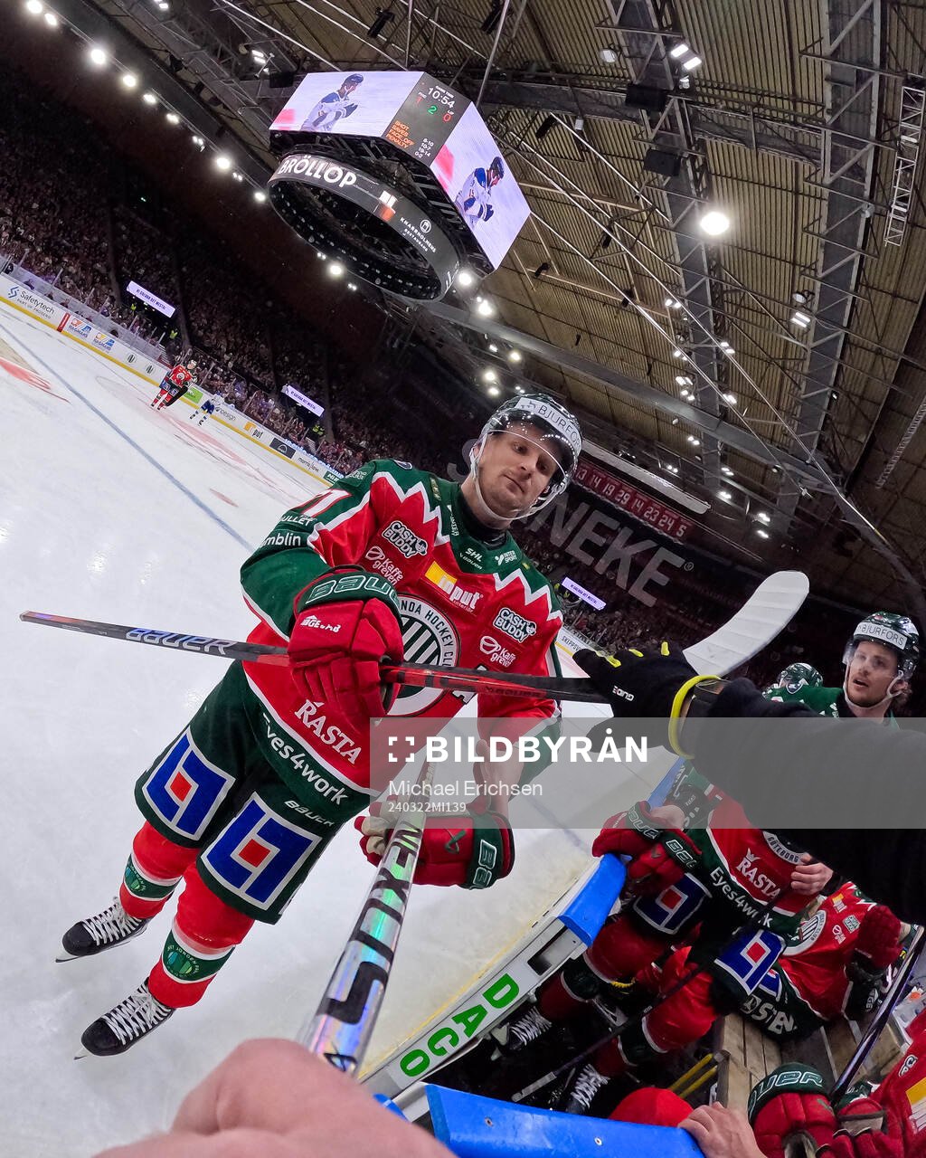 Frölundas materialförvaltare Andy Fagerström räcker