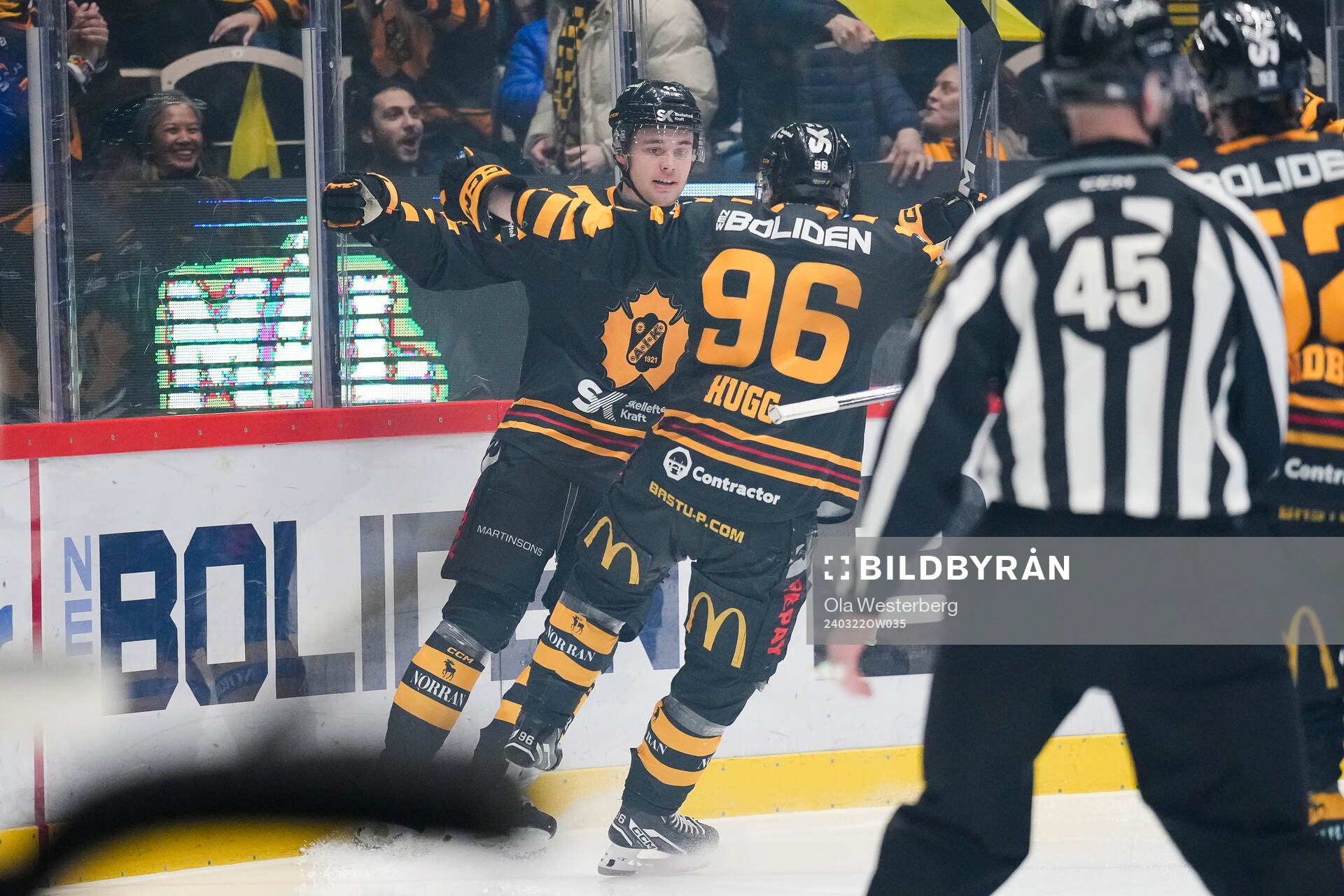 Skellefteås Elias Salomonsson och Rickard Hugg jublar