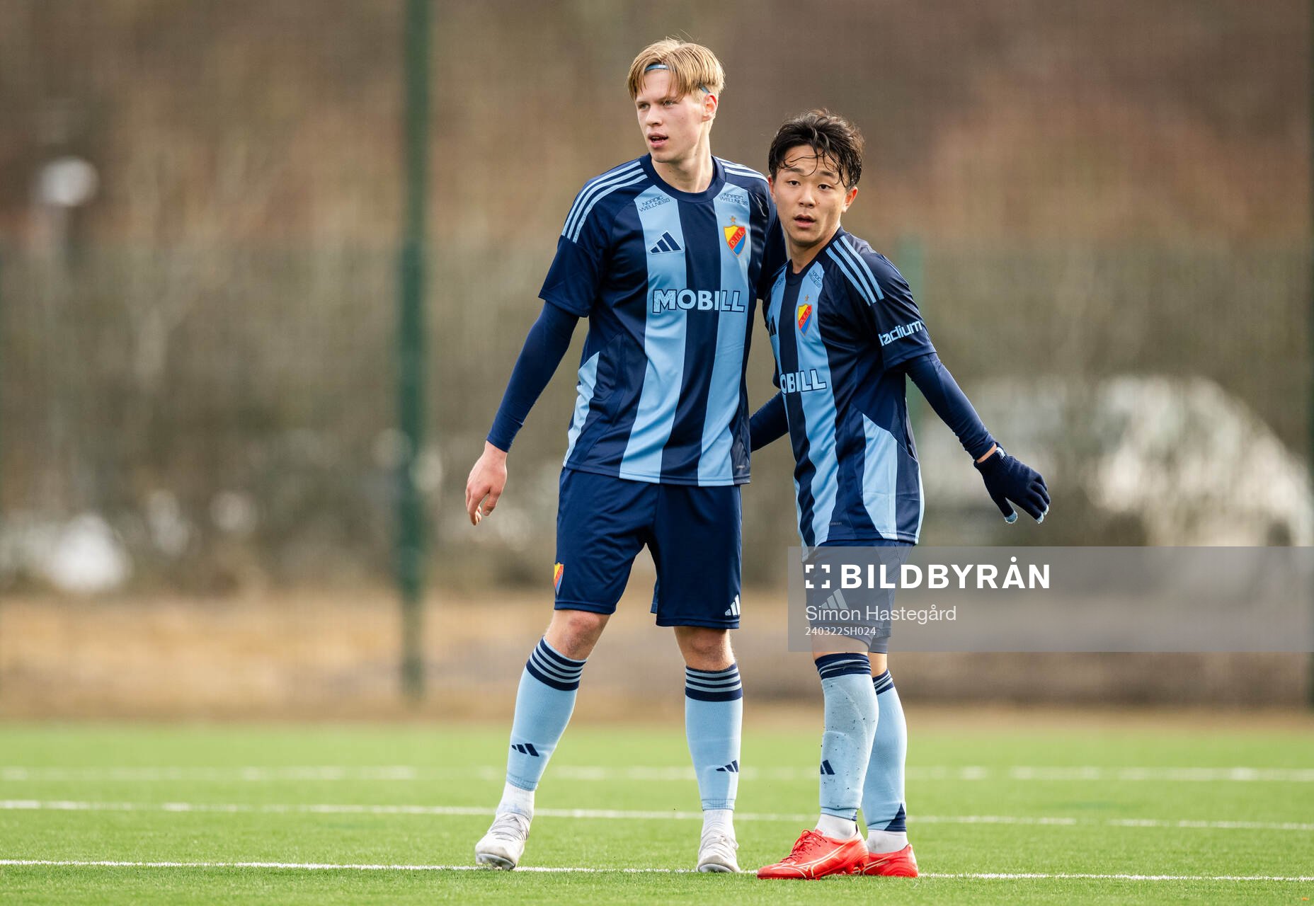 Djurgårdens Jack Tagesson och Keita Kosugi jublar efter en träningsmatch i fotboll mellan Djurgården och Örebro den 22 mars 2024 i Stockholm.