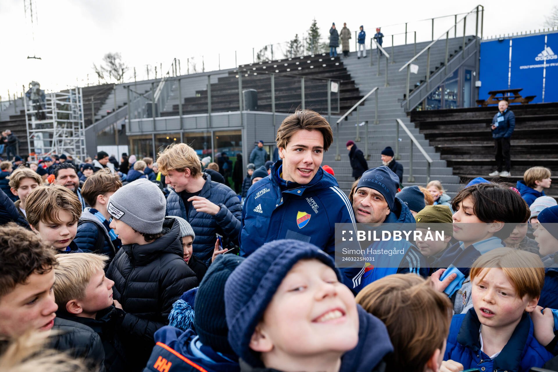 Djurgårdens målvakt Jacob Widell Zetterström med unga