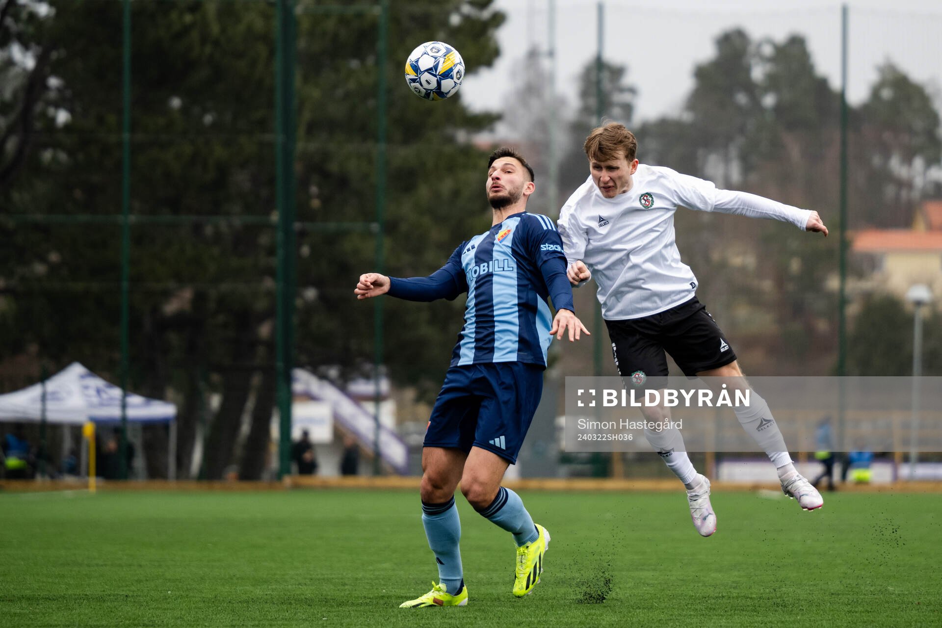 Djurgårdens Besard Sabovic och Örebros Victor Backman