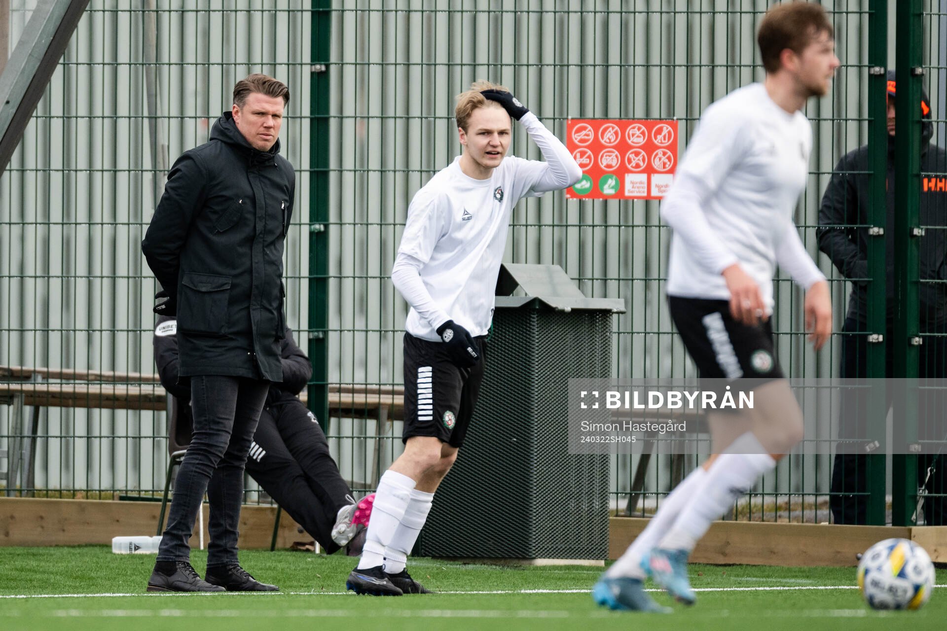 Örebros huvudtränare Christian Järdler under en träningsmatch i fotboll mellan Djurgården och Örebro den 22 mars 2024 i Stockholm. 