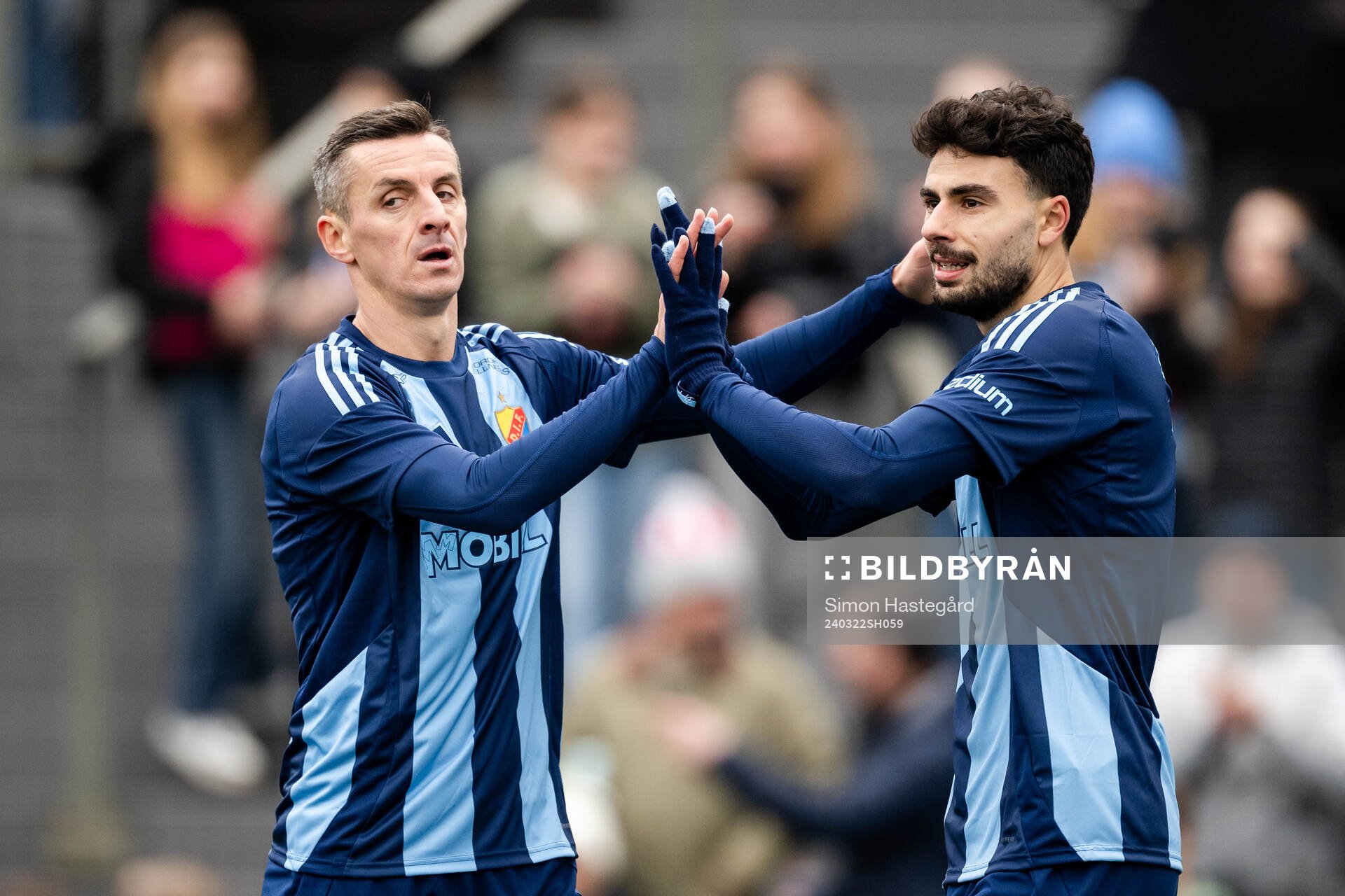 Djurgårdens Haris Radetinac och Deniz Hummet jublar efter 3-0 under en träningsmatch i fotboll mellan Djurgården och Örebro den 22 mars 2024 i Stockholm.