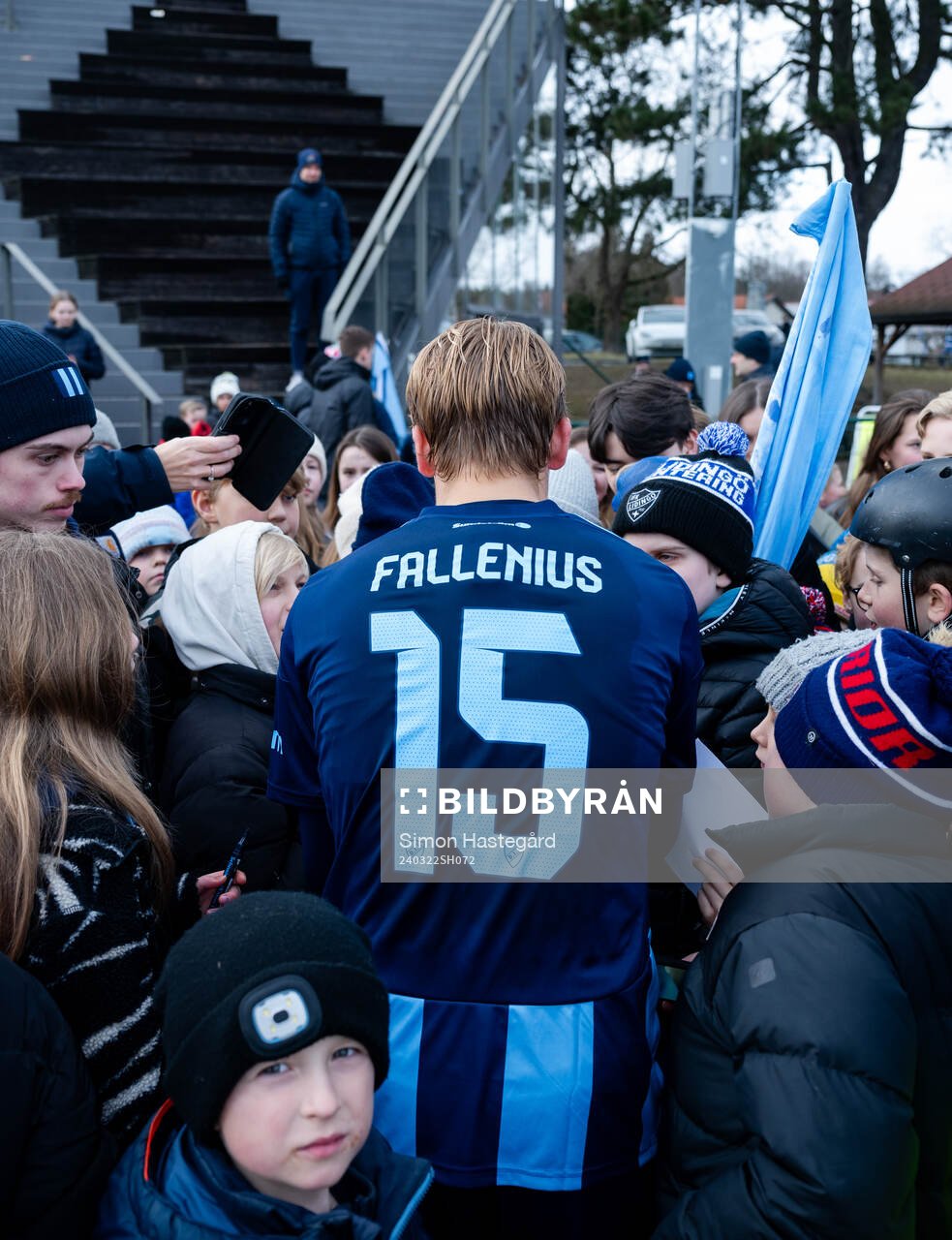 Djurgårdens Oskar Fallenius skriver autografer