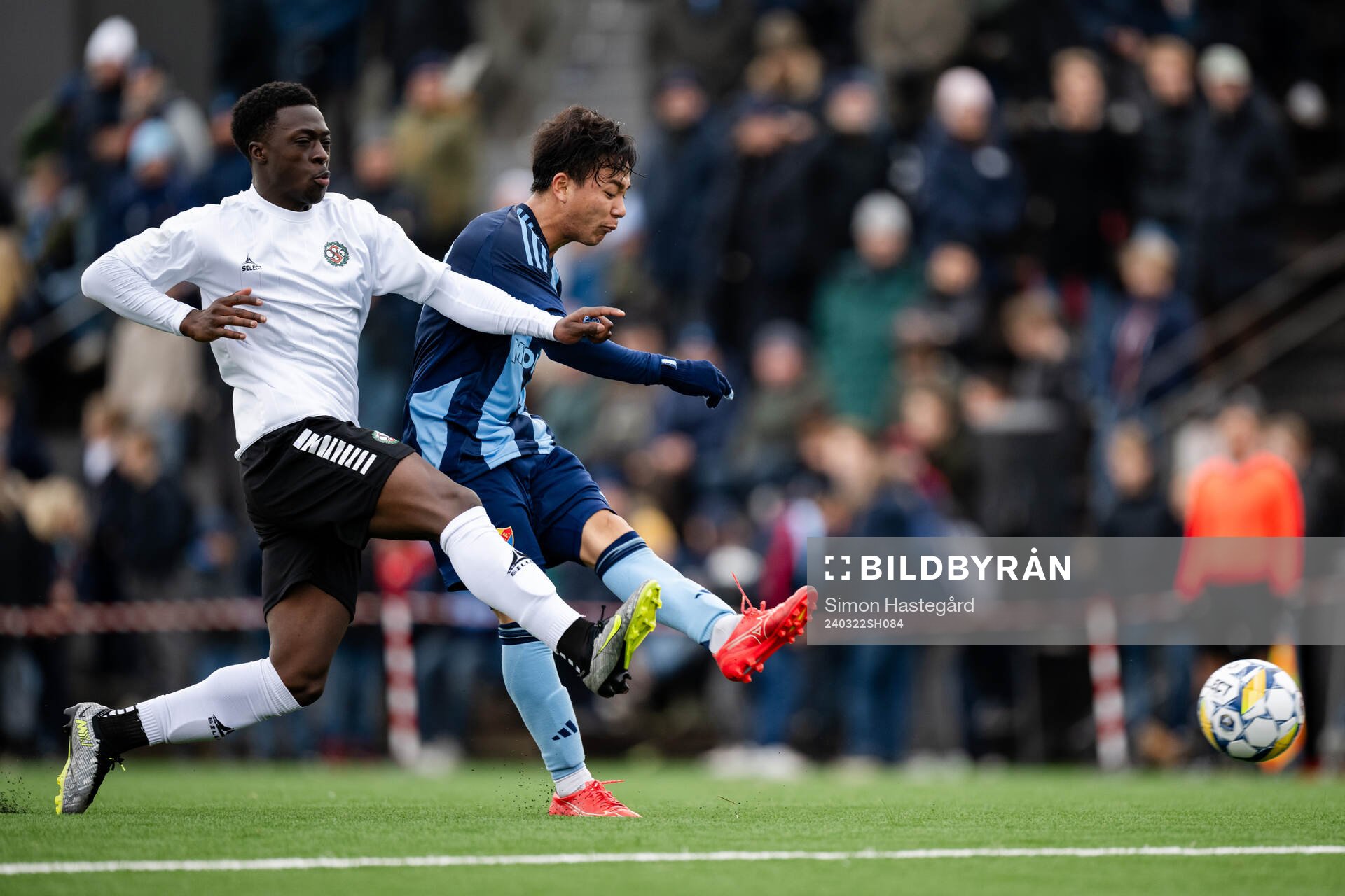 Örebros Bilal Fousseni och Djurgårdens Keita Kosugi under en träningsmatch i fotboll mellan Djurgården och Örebro den 22 mars 2024 i Stockholm.