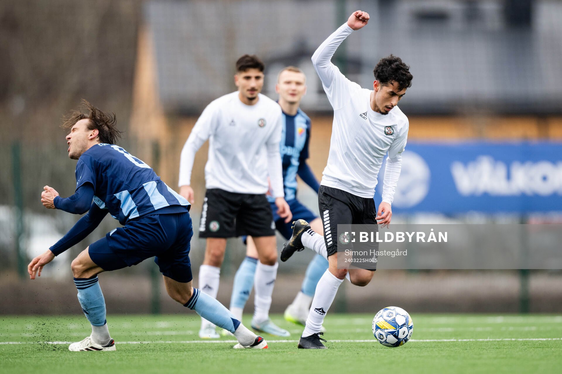 Djurgårdens Albin Ekdal och Örebros Elias Barsoum under en träningsmatch i fotboll mellan Djurgården och Örebro den 22 mars 2024 i Stockholm.