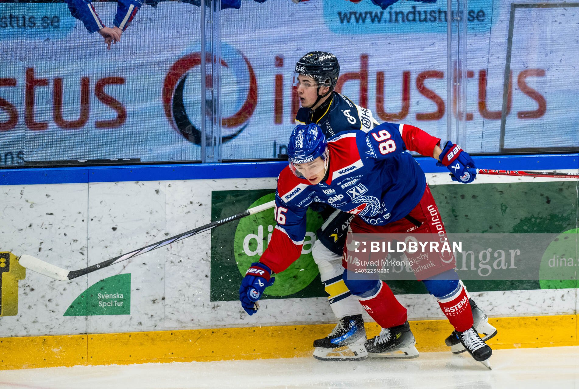 HV71s Hugo Fransson och Oskarshamns Lukas Jasek