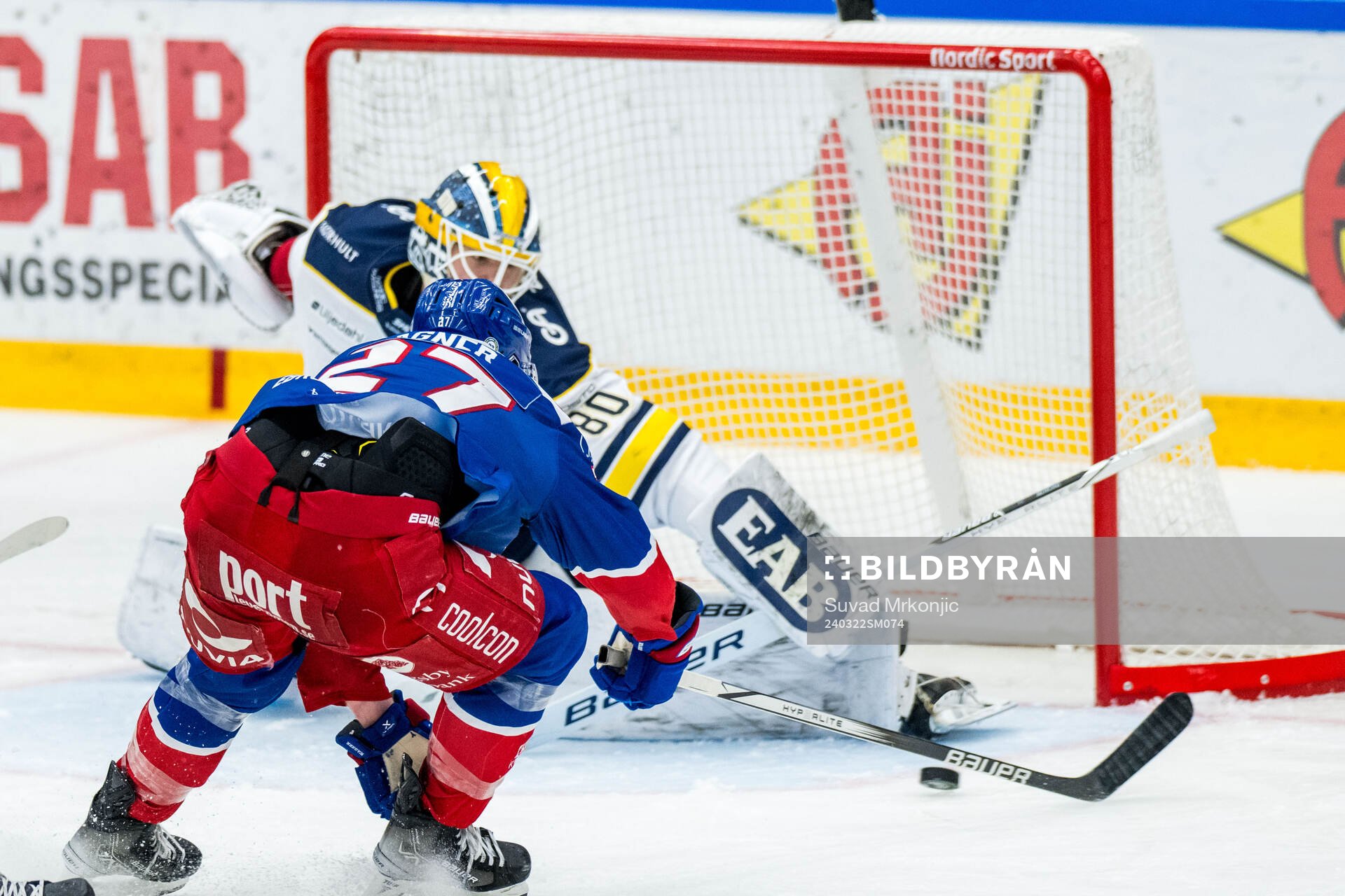 Oskarshamns Austin Wagner och HV71s målvakt Frederik Dichow